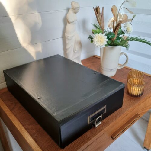 Flot arkiv æske med udtræk i kraftigt pap