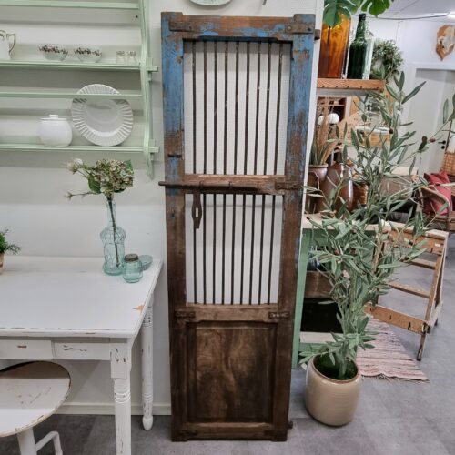 Flot rustik skodde dør med flot patina og beslag