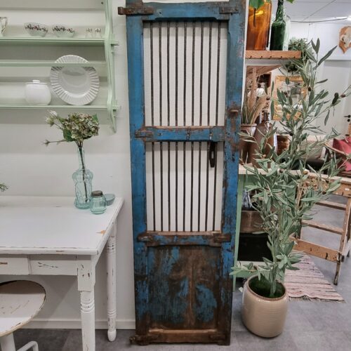 Flot rustik skodde dør med flot patina og beslag