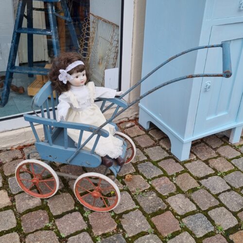 Gammel dukke klapvogn i træ – i fin stand