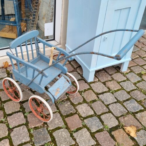 Gammel dukke klapvogn i træ – i fin stand