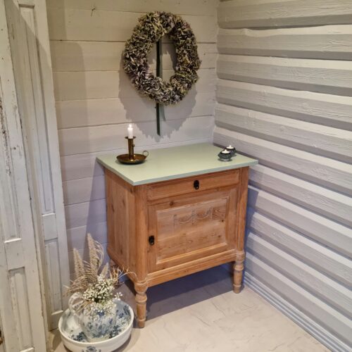 Flot stort gammelt servante skab med skuffe