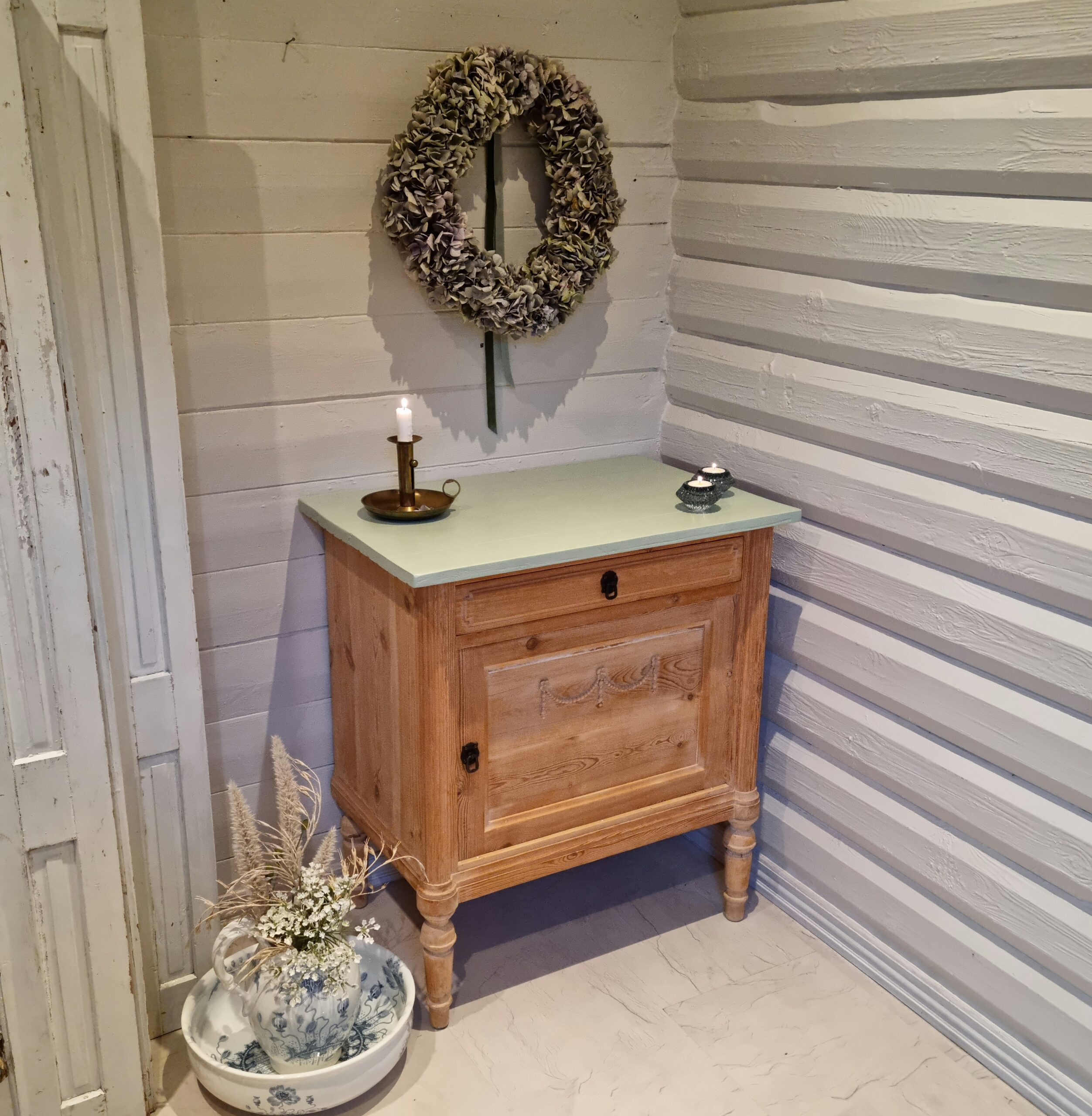 Flot stort gammelt servante skab med skuffe