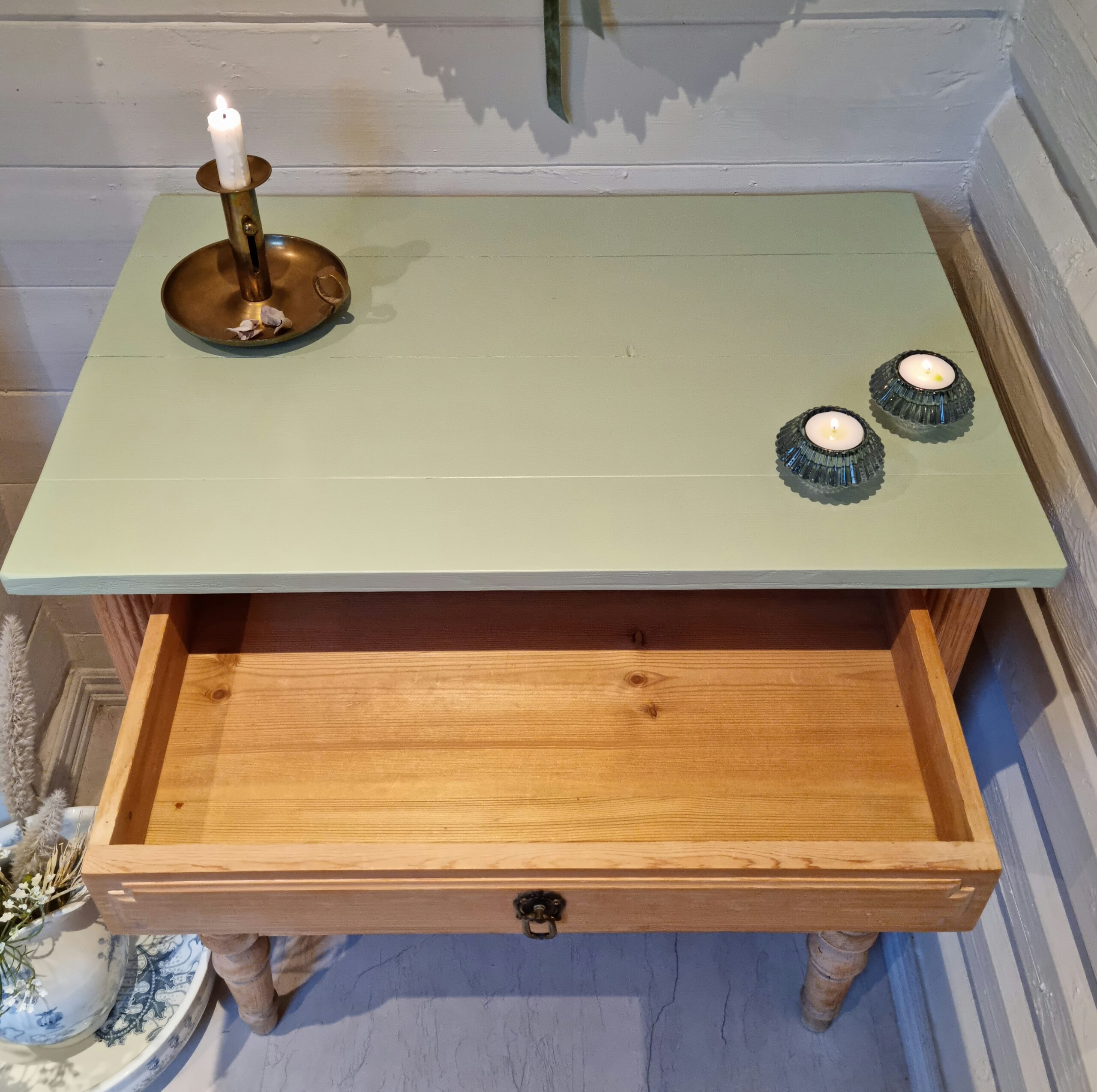 Flot gammelt servante skab med skuffe