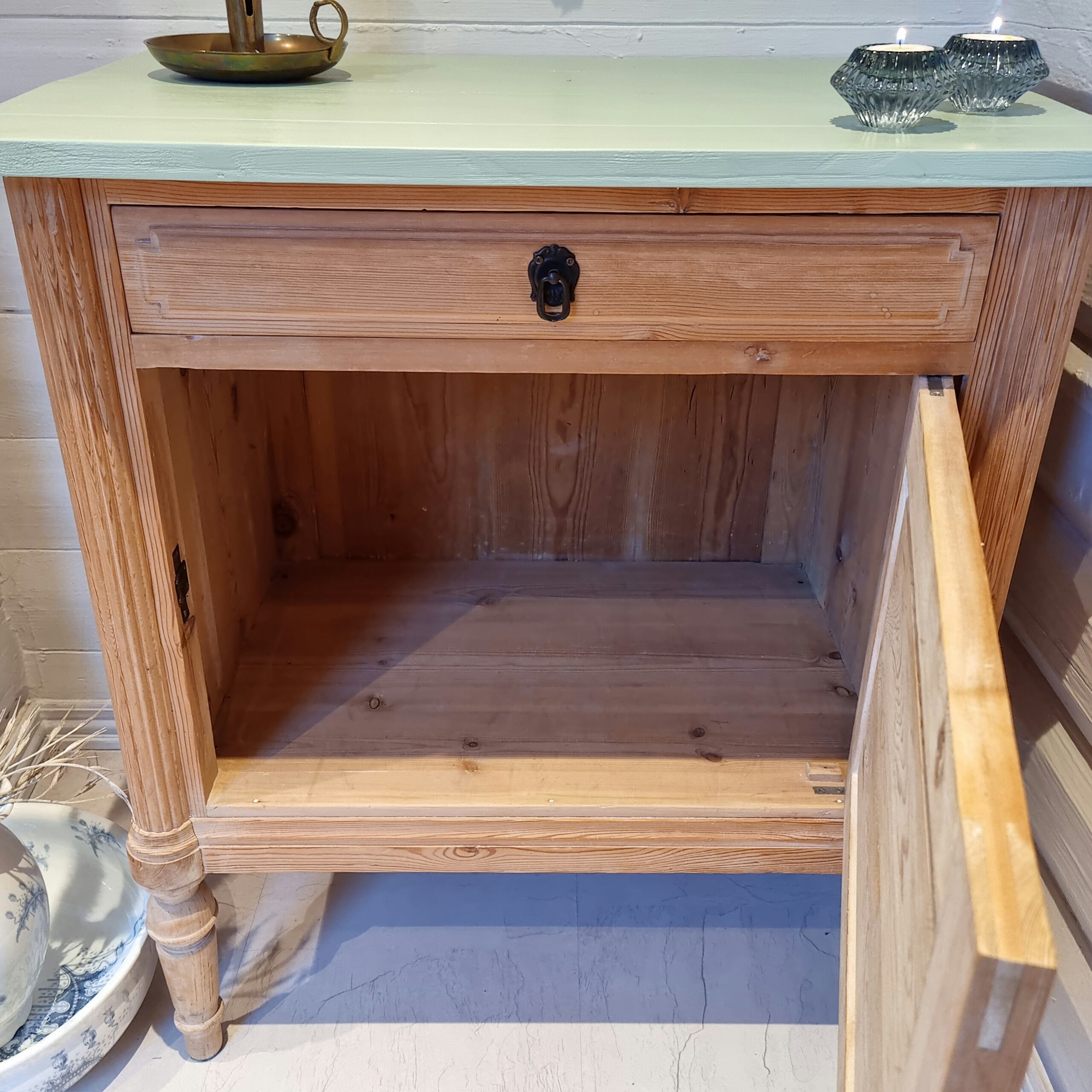 Flot gammelt servante skab