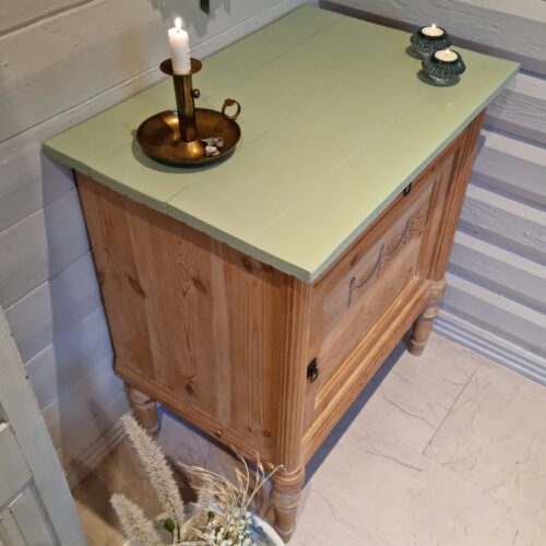 Flot stort gammelt servante skab med skuffe