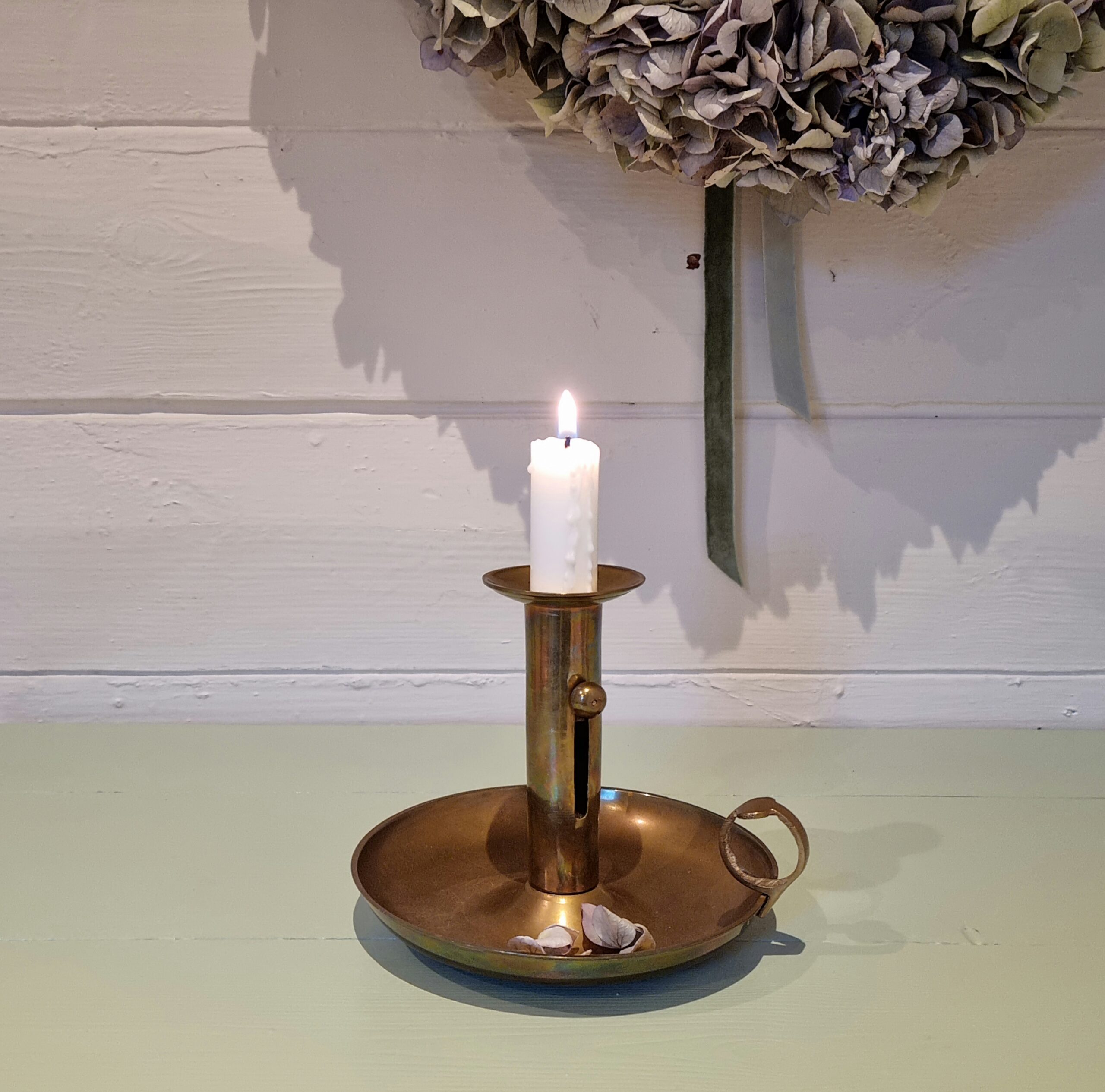 Sød kammerstage i messing med hejs