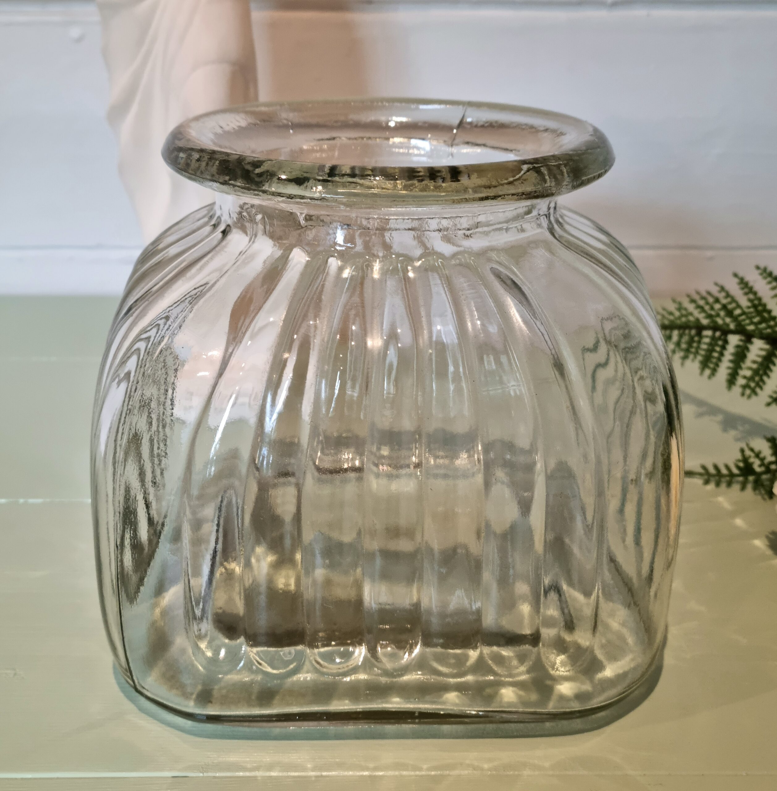 Sød kraftig glaspotte med riller