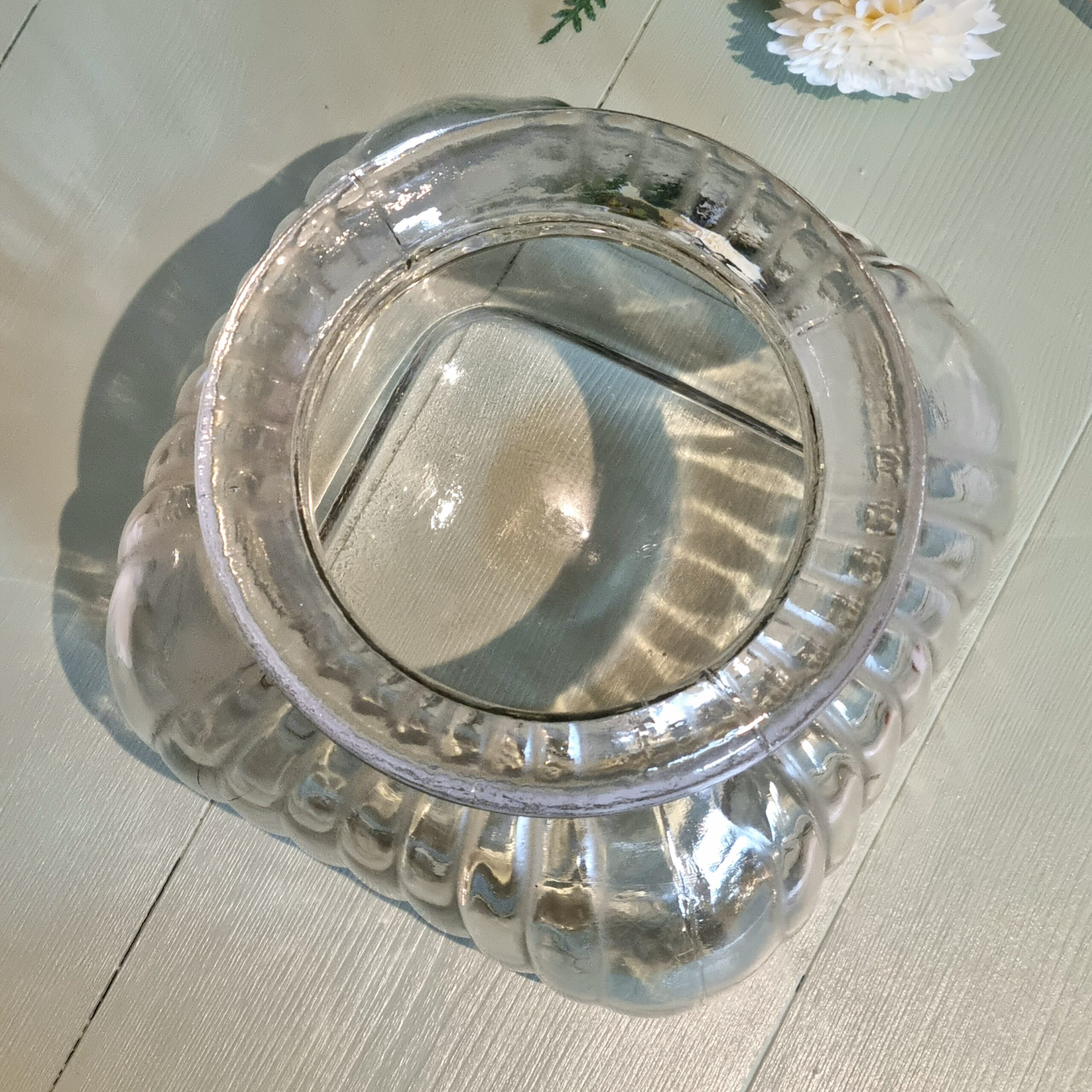 Sød kraftig glaspotte med riller