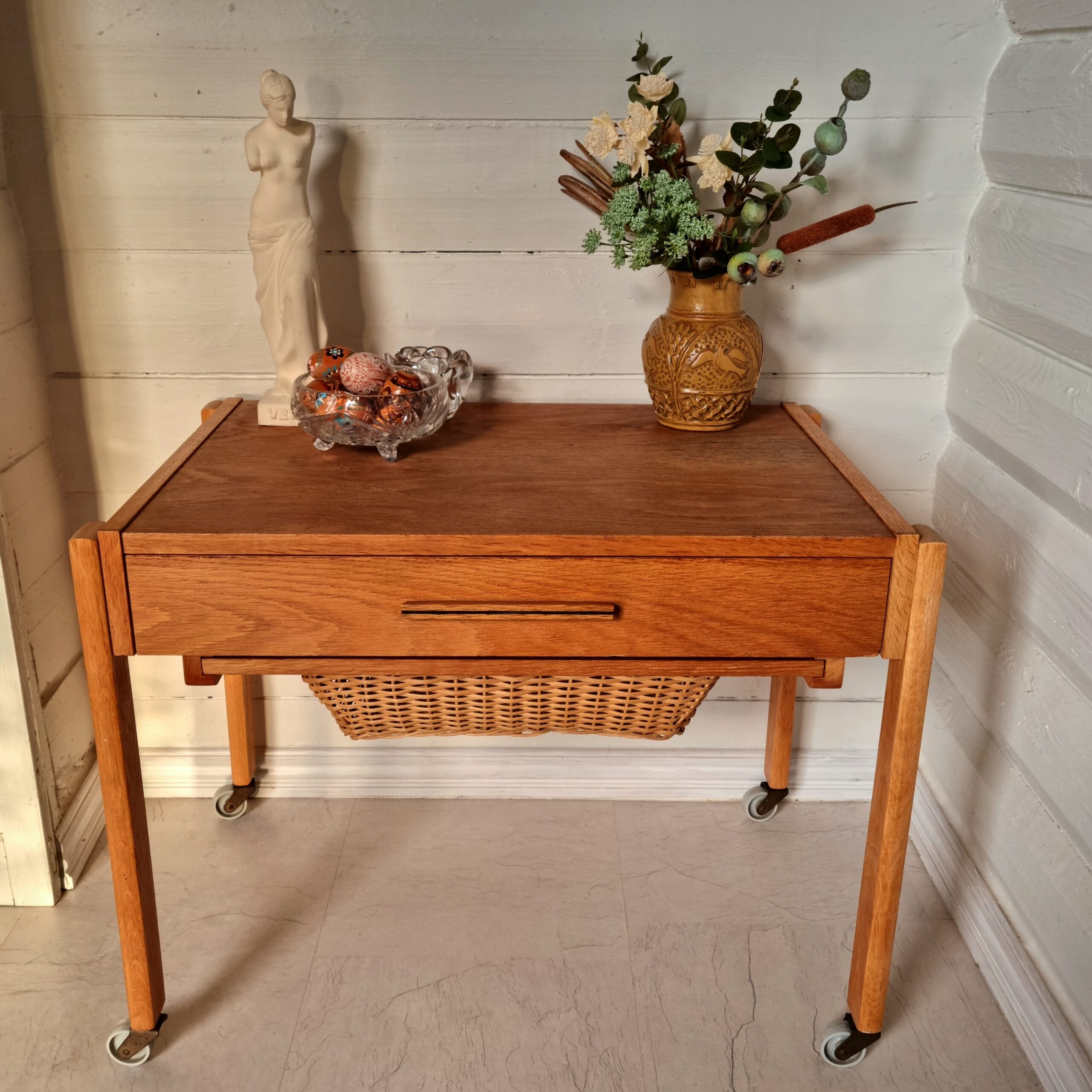 Flot retro sybord med kurv skuffe og hjul