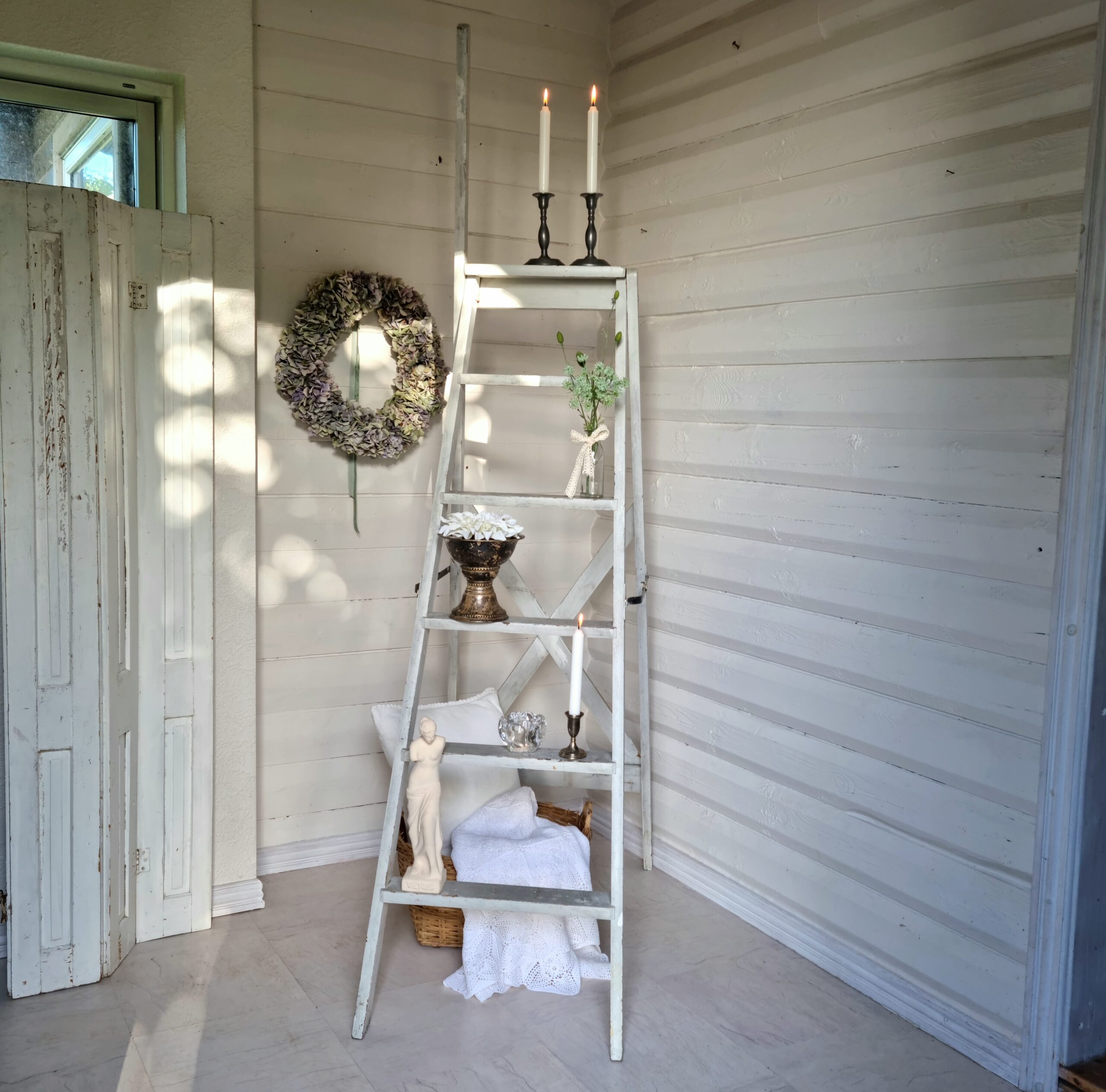 Stor gammel trappestige med greb - flot patineret