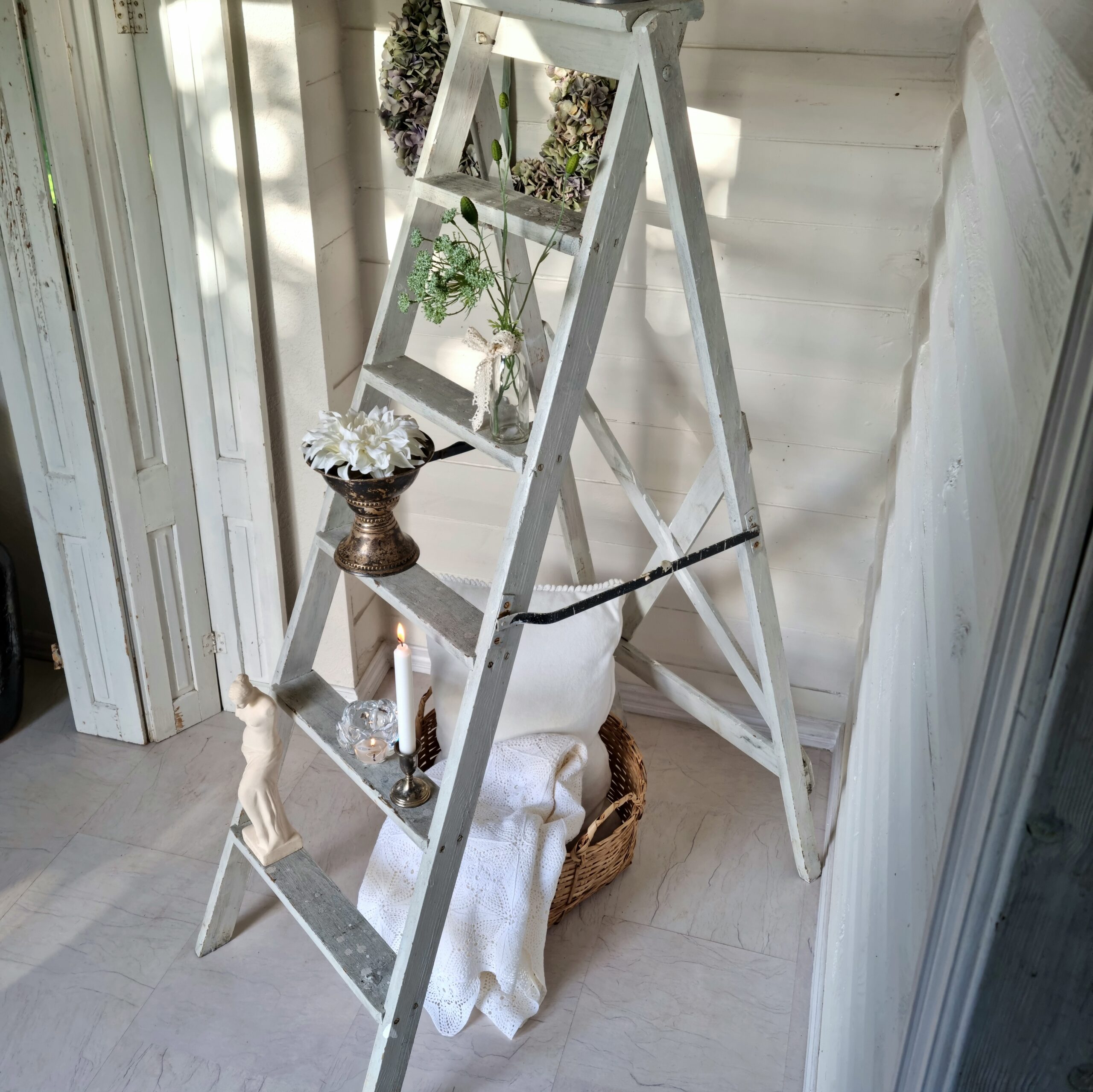 Stor gammel trappestige med greb