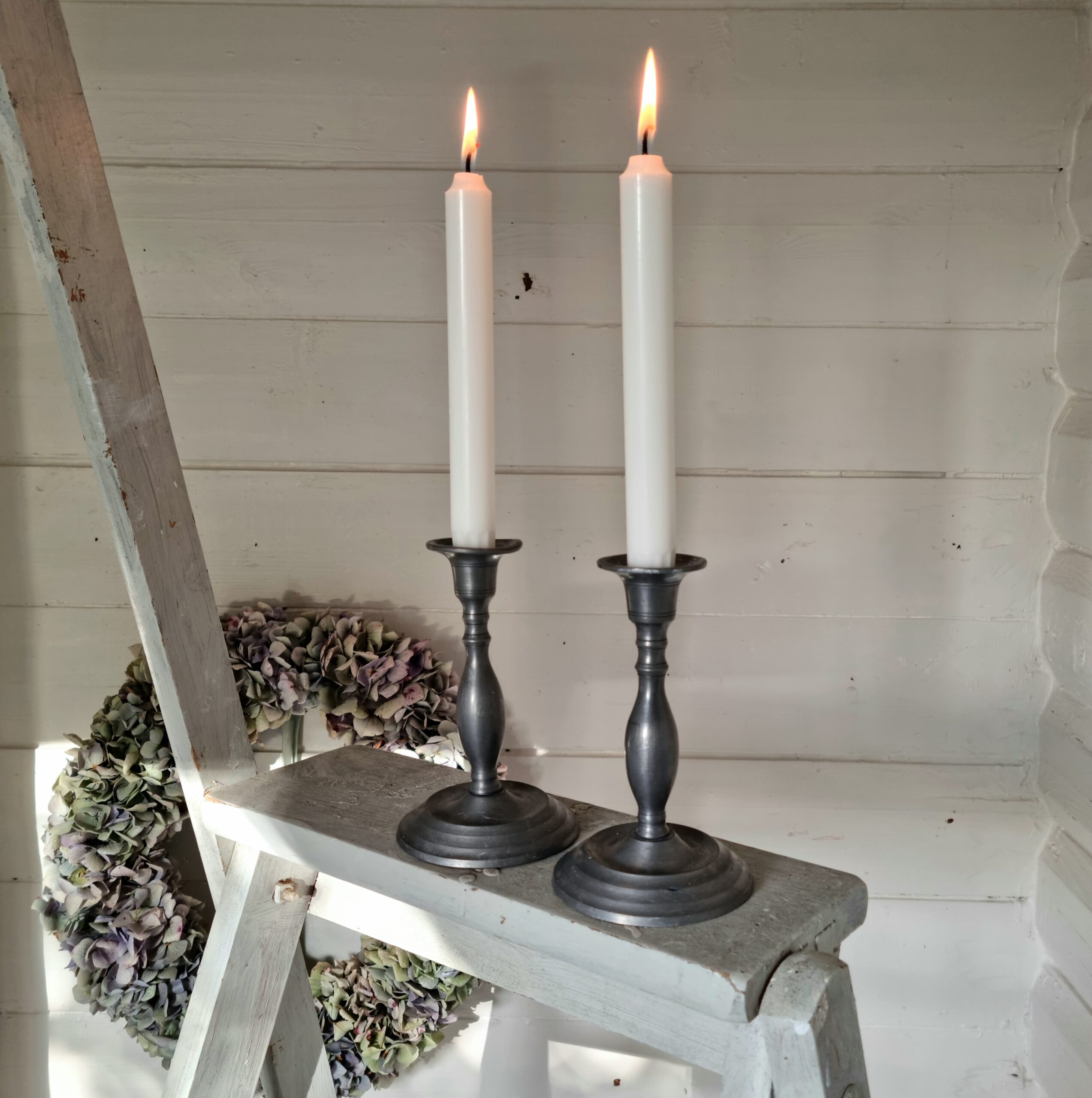 Smuk gammel tinstage på rund fod