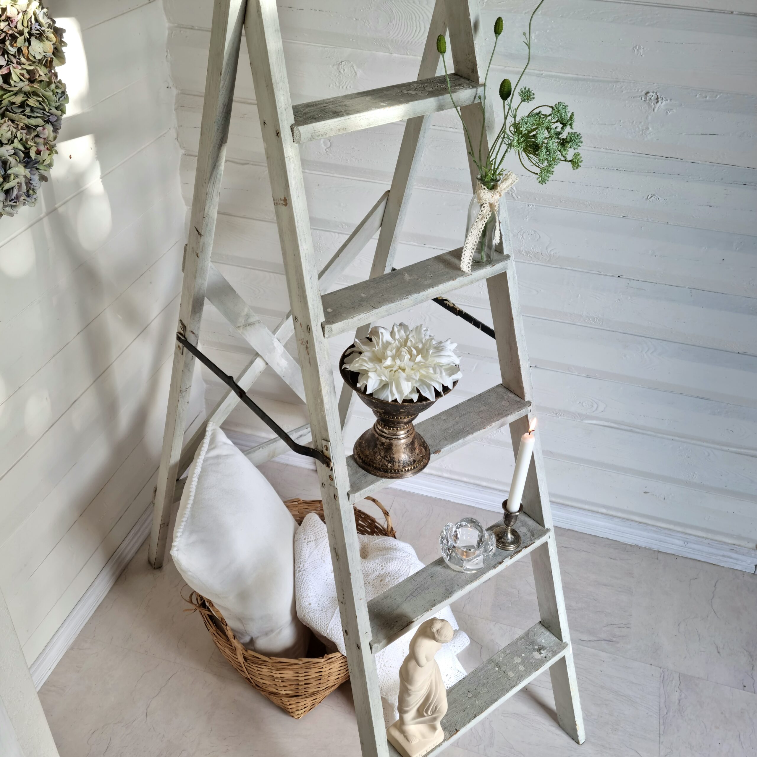 Stor gammel trappestige med greb