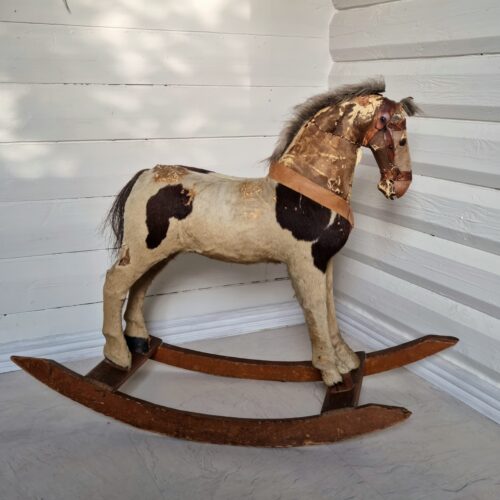 Stor antik gyngehest med skøn patinering