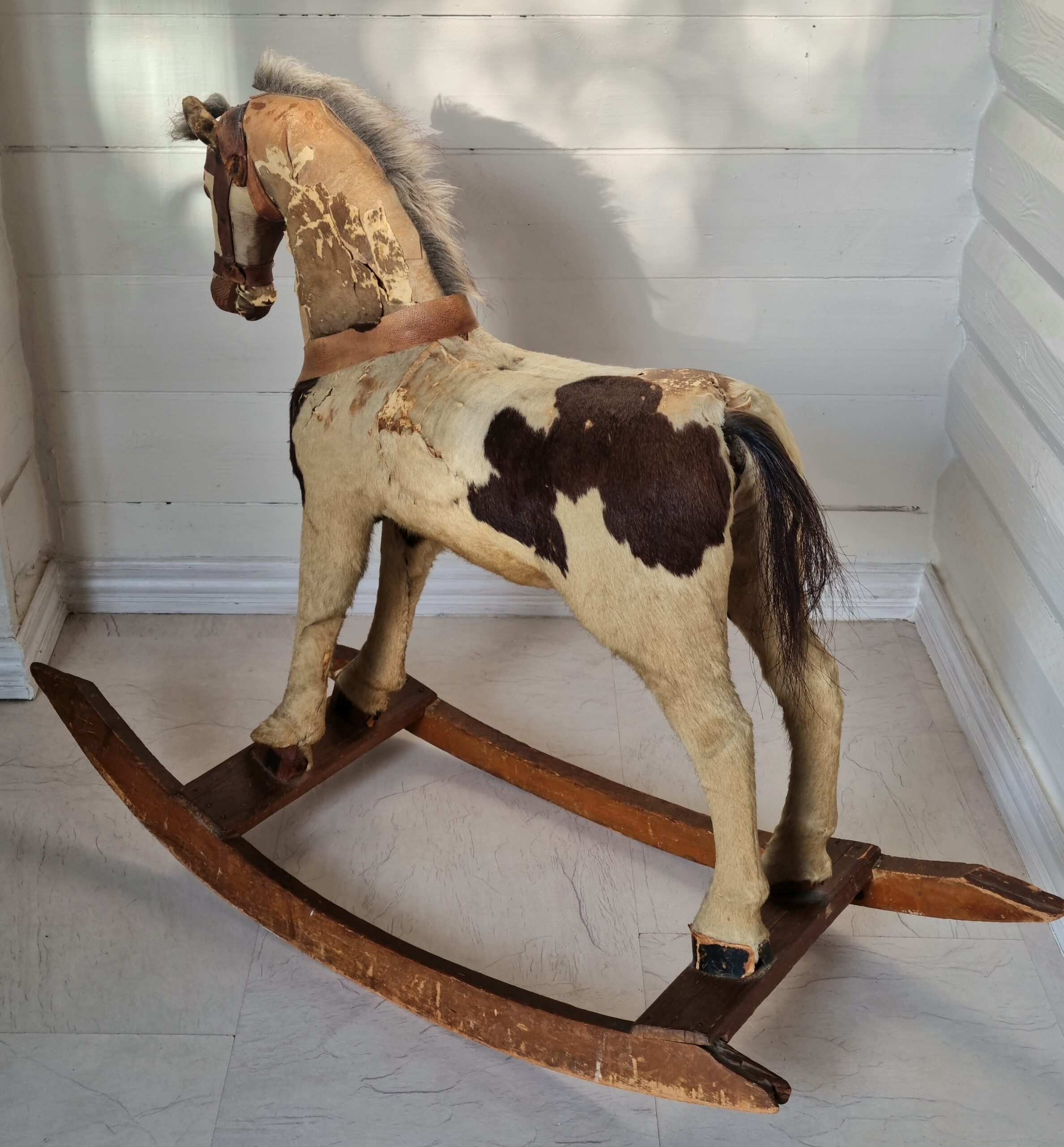 Stor antik gyngehest