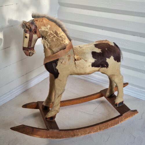 Stor antik gyngehest med skøn patinering