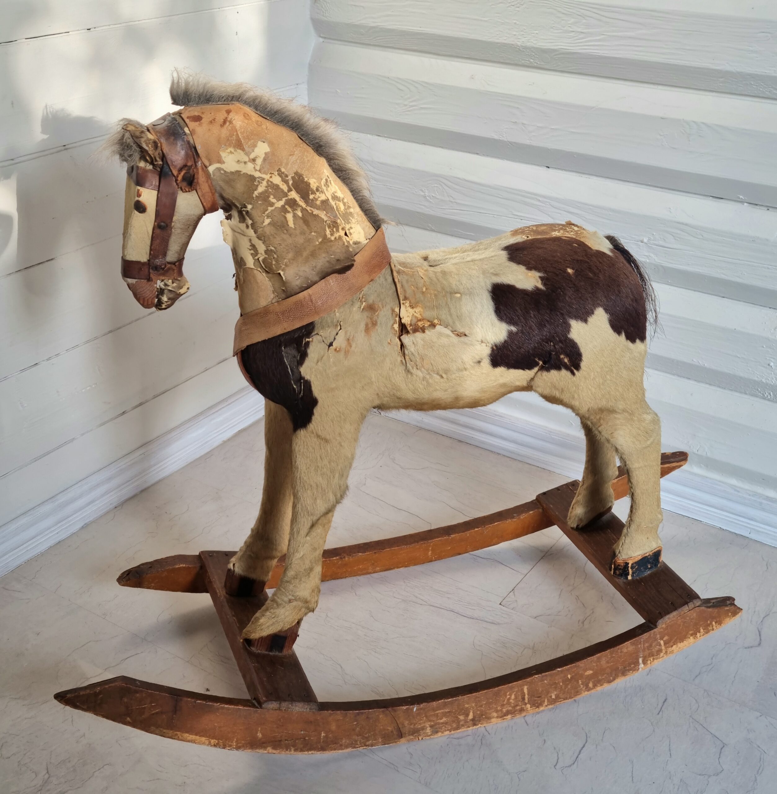 Stor antik gyngehest med skøn patinering
