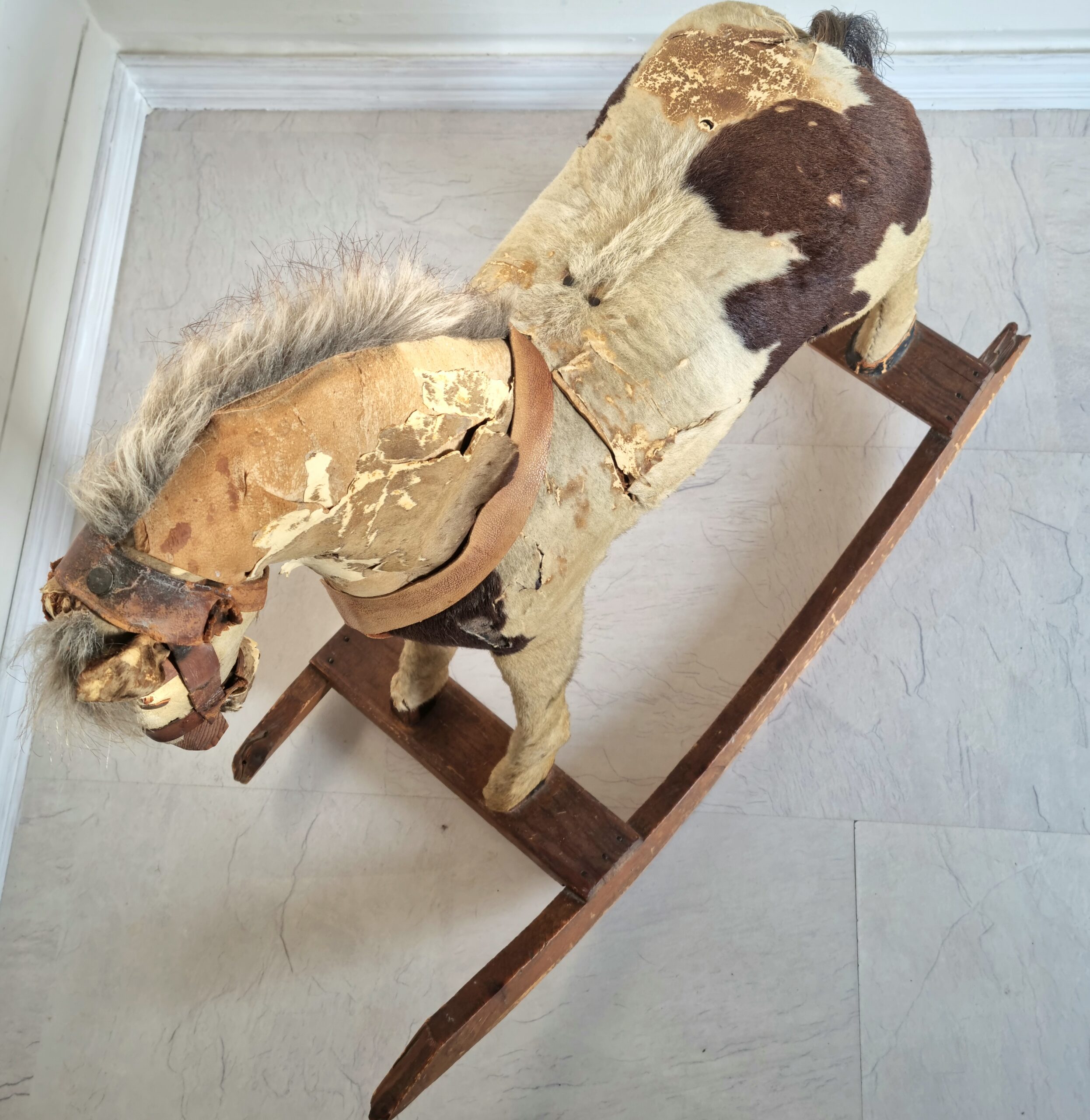 Stor antik gyngehest