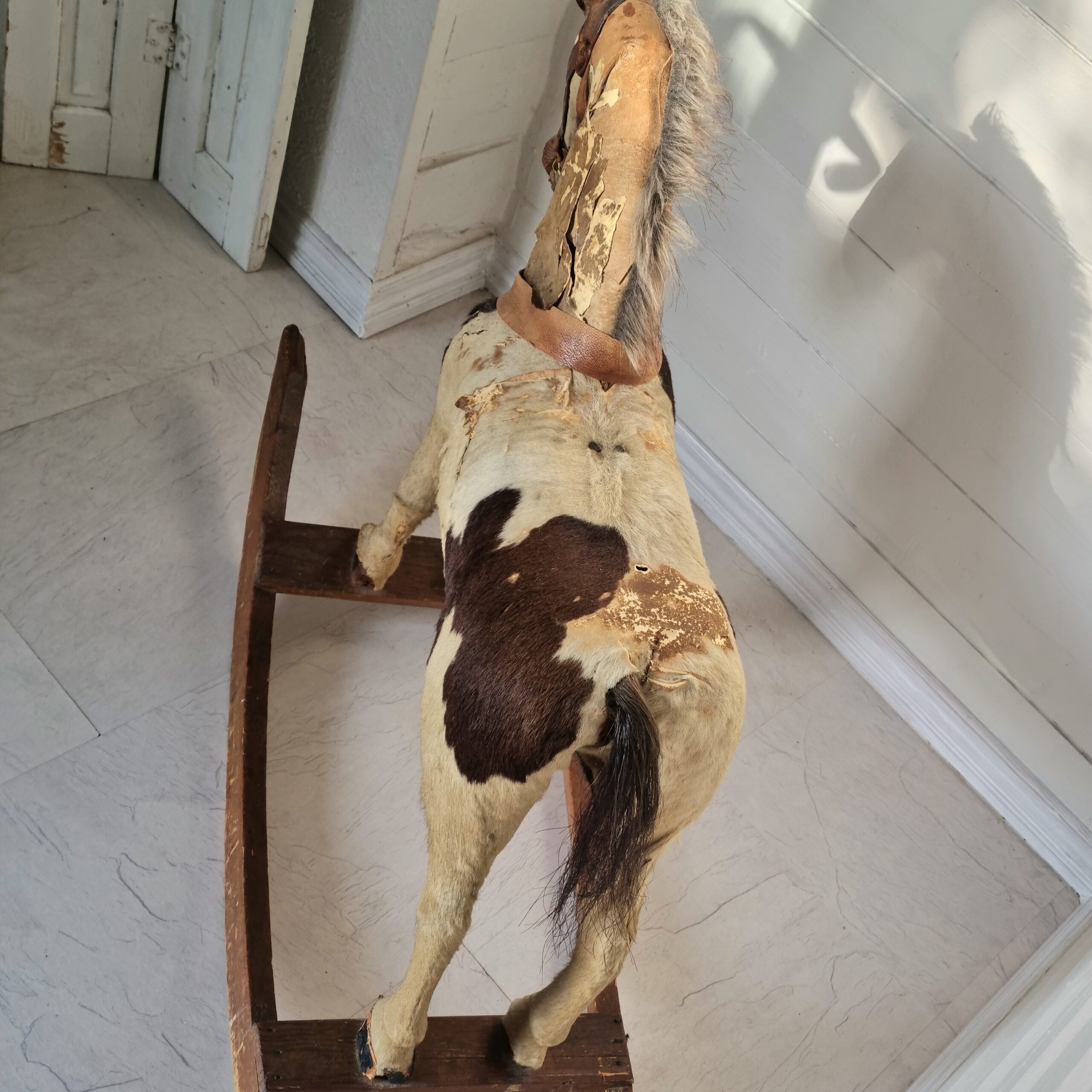 Stor antik gyngehest