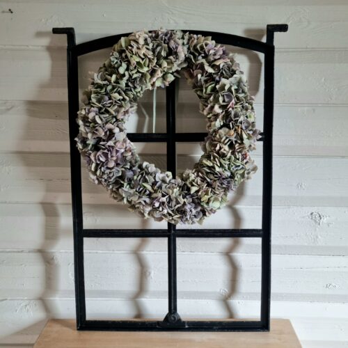 Flot gammelt staldvindue i robust støbejern – uden glas