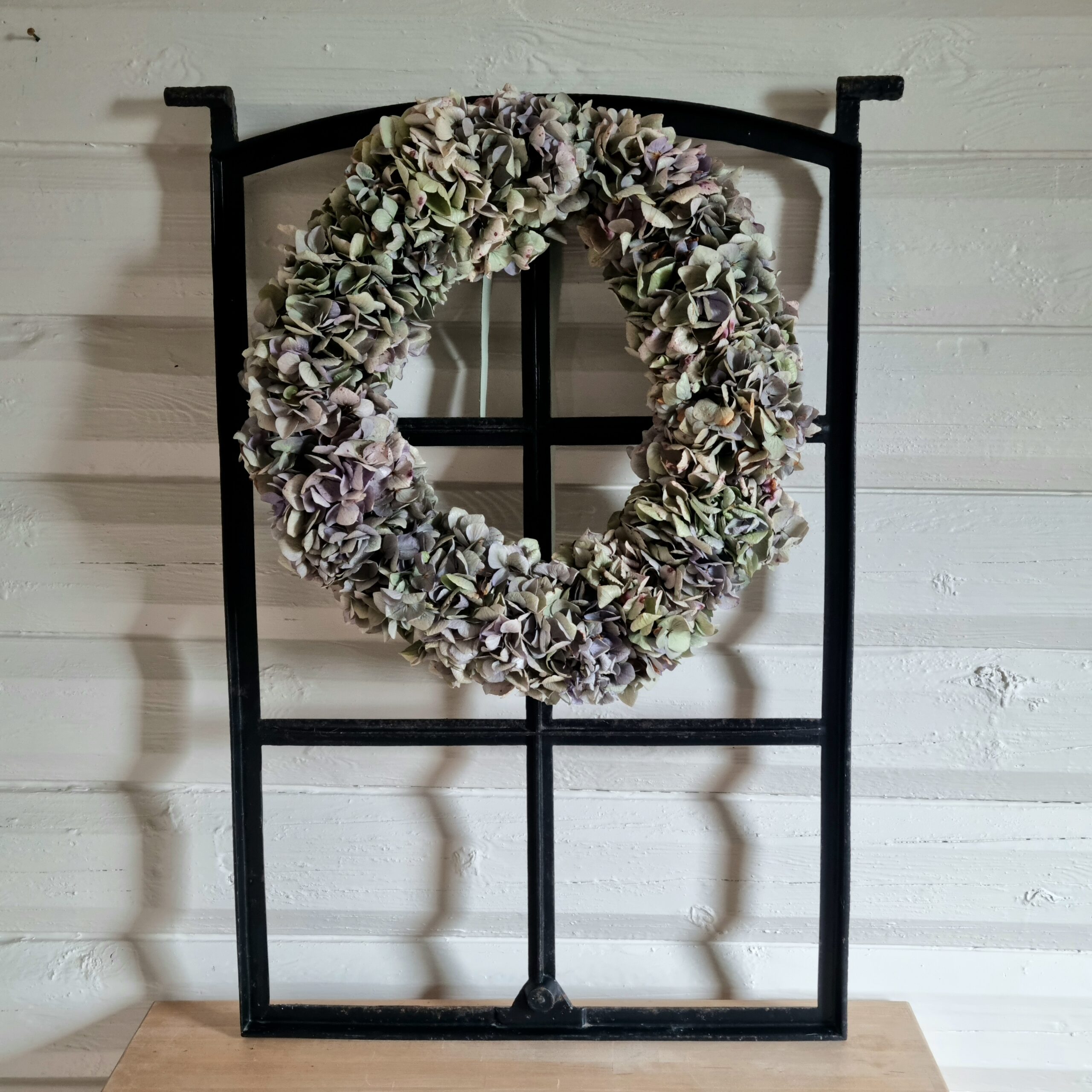 Flot gammelt staldvindue i robust støbejern