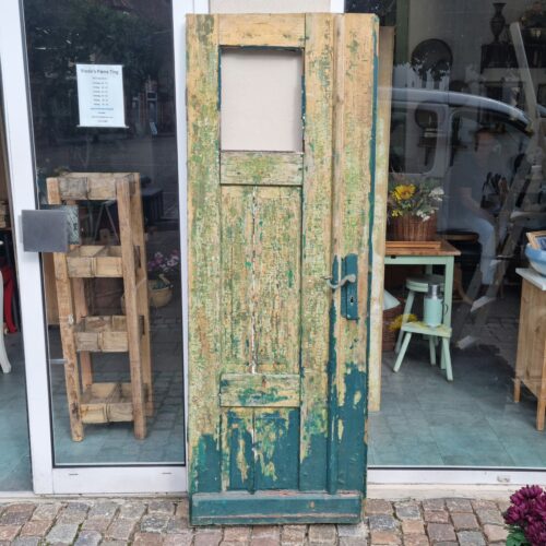 Flot rustik gammel dør med flot patina og håndtag