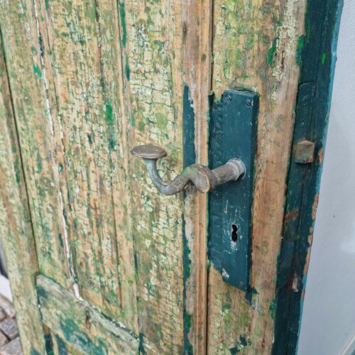 Flot rustik gammel dør med flot patina og håndtag