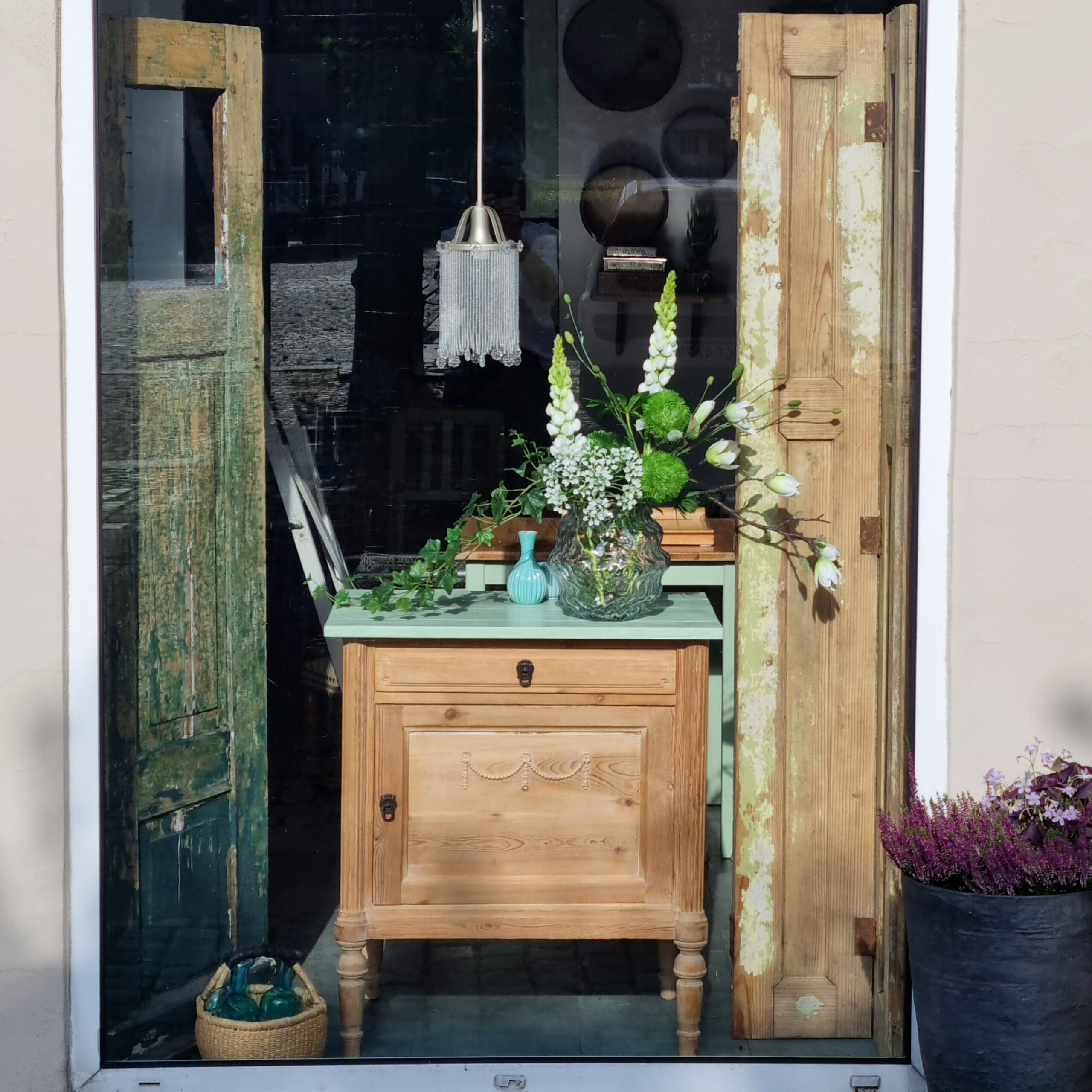 Flot dekoration i vinduet hos Frede's