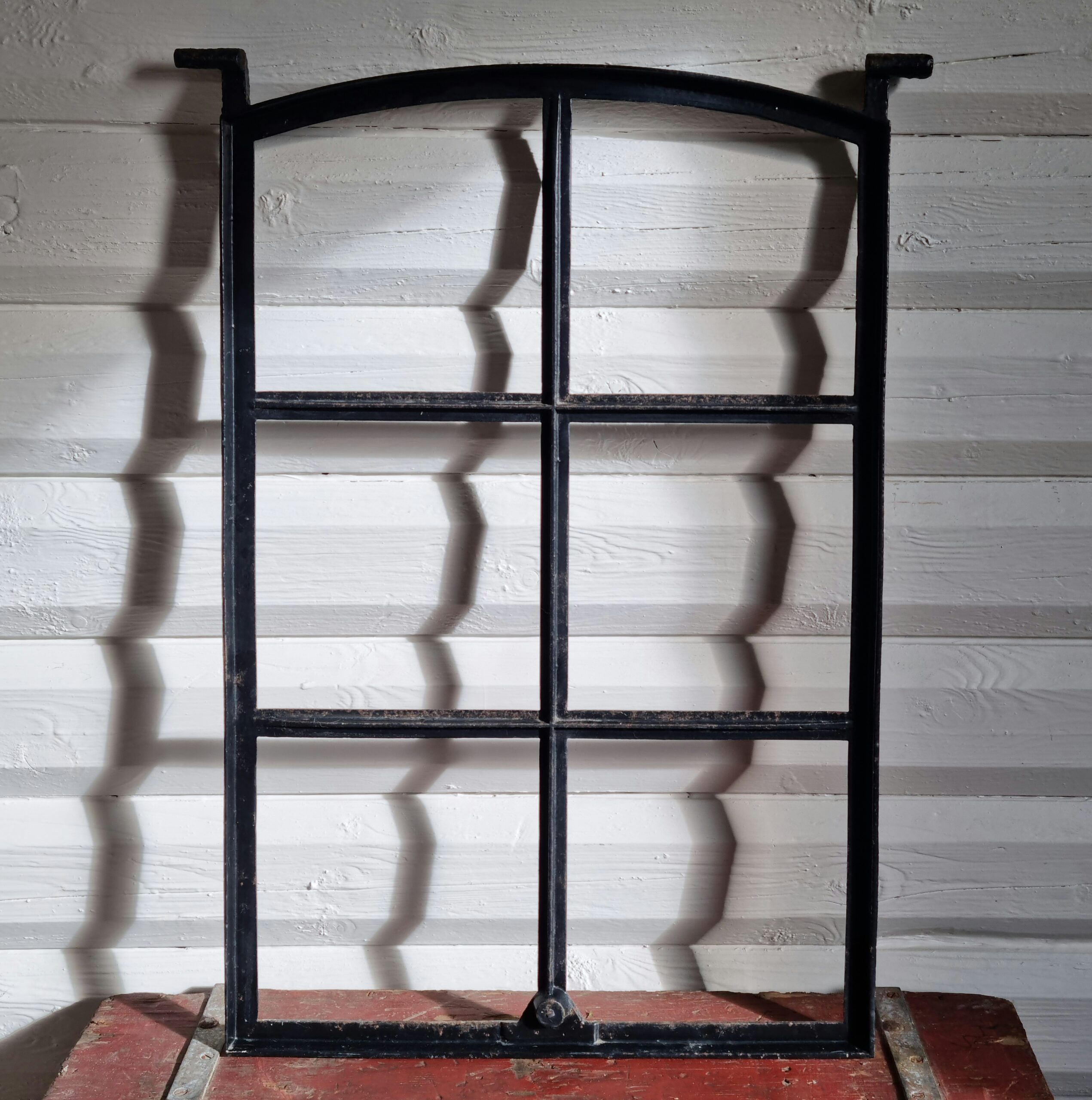 Flot gammelt staldvindue