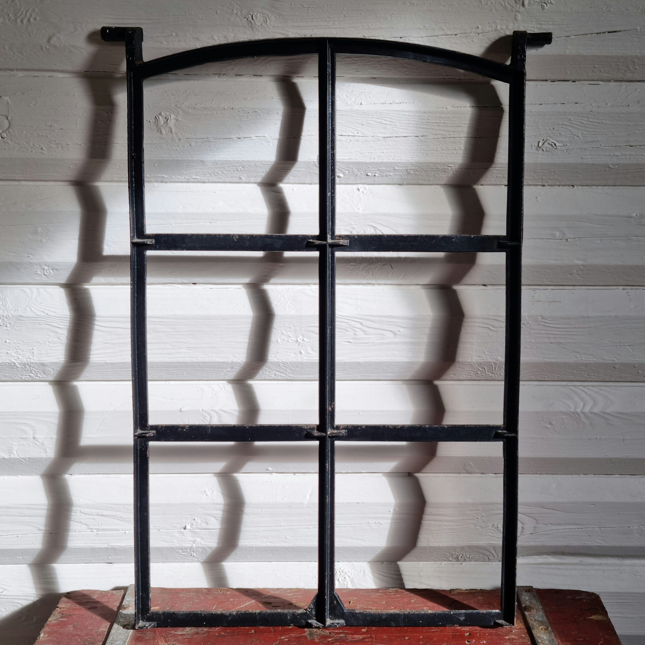 Flot gammelt staldvindue