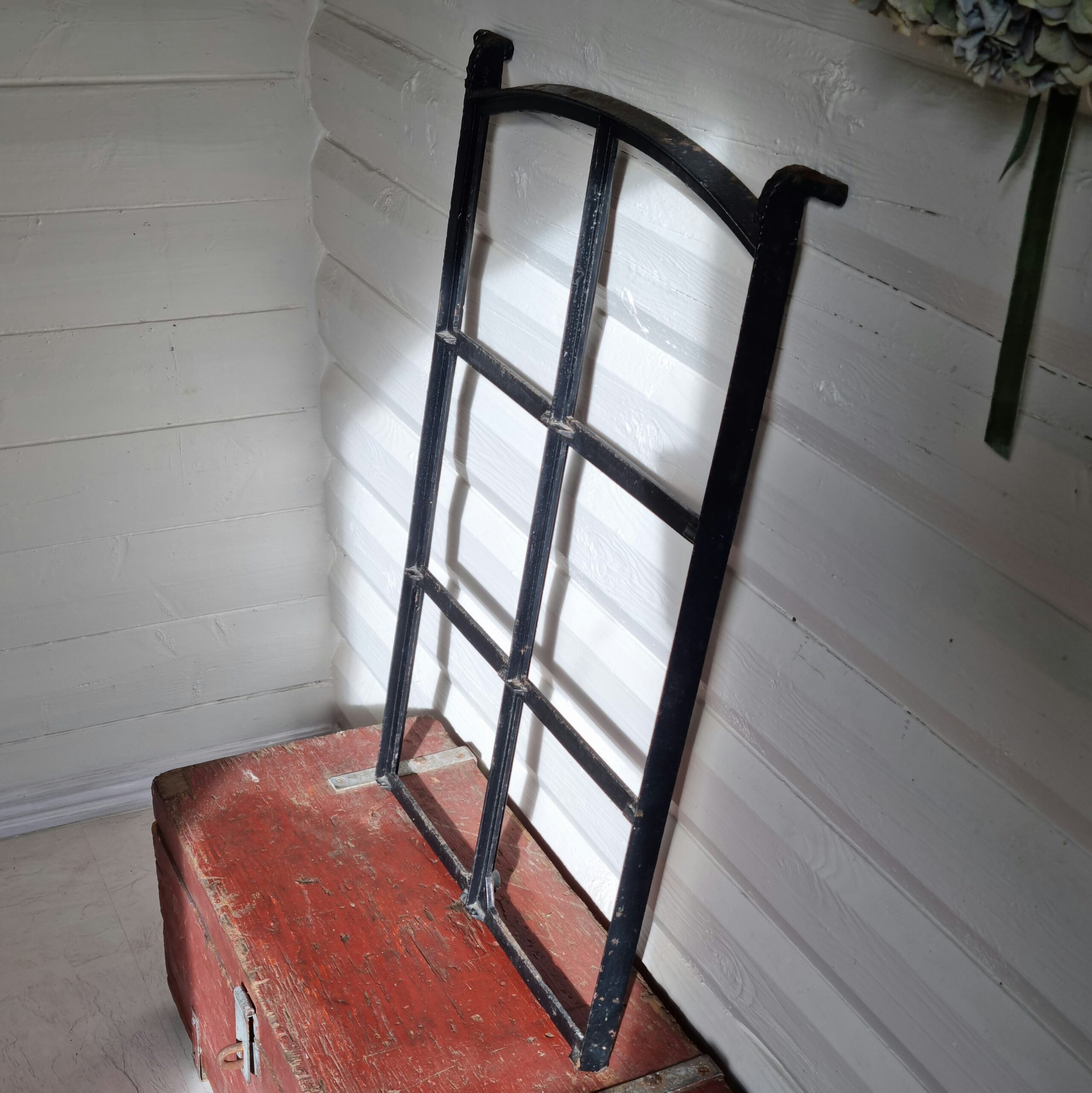 Flot gammelt staldvindue