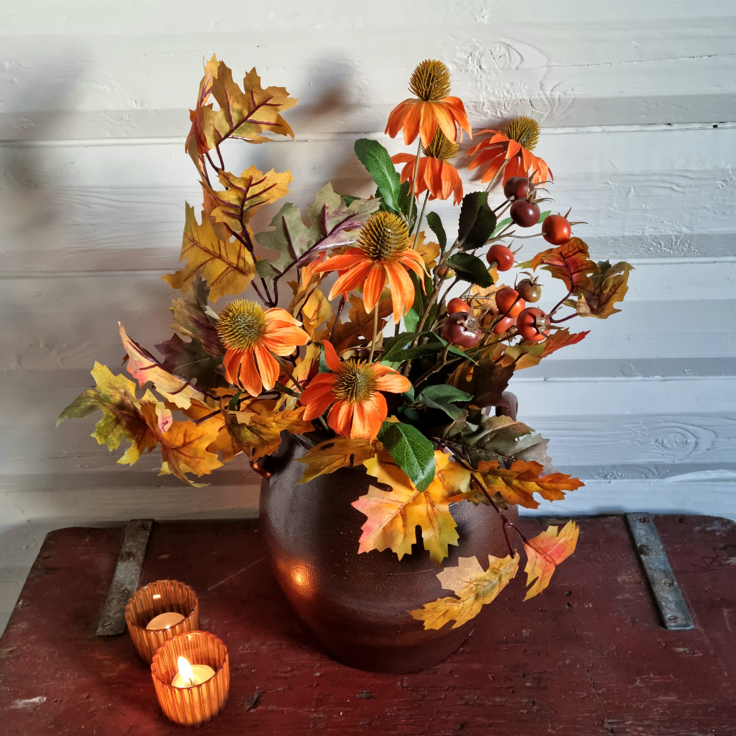 Smukke efterårs grene i krukken