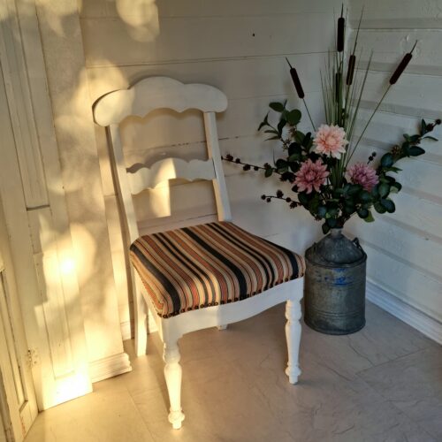 Romantisk hvidmalet bondestol i robust træ