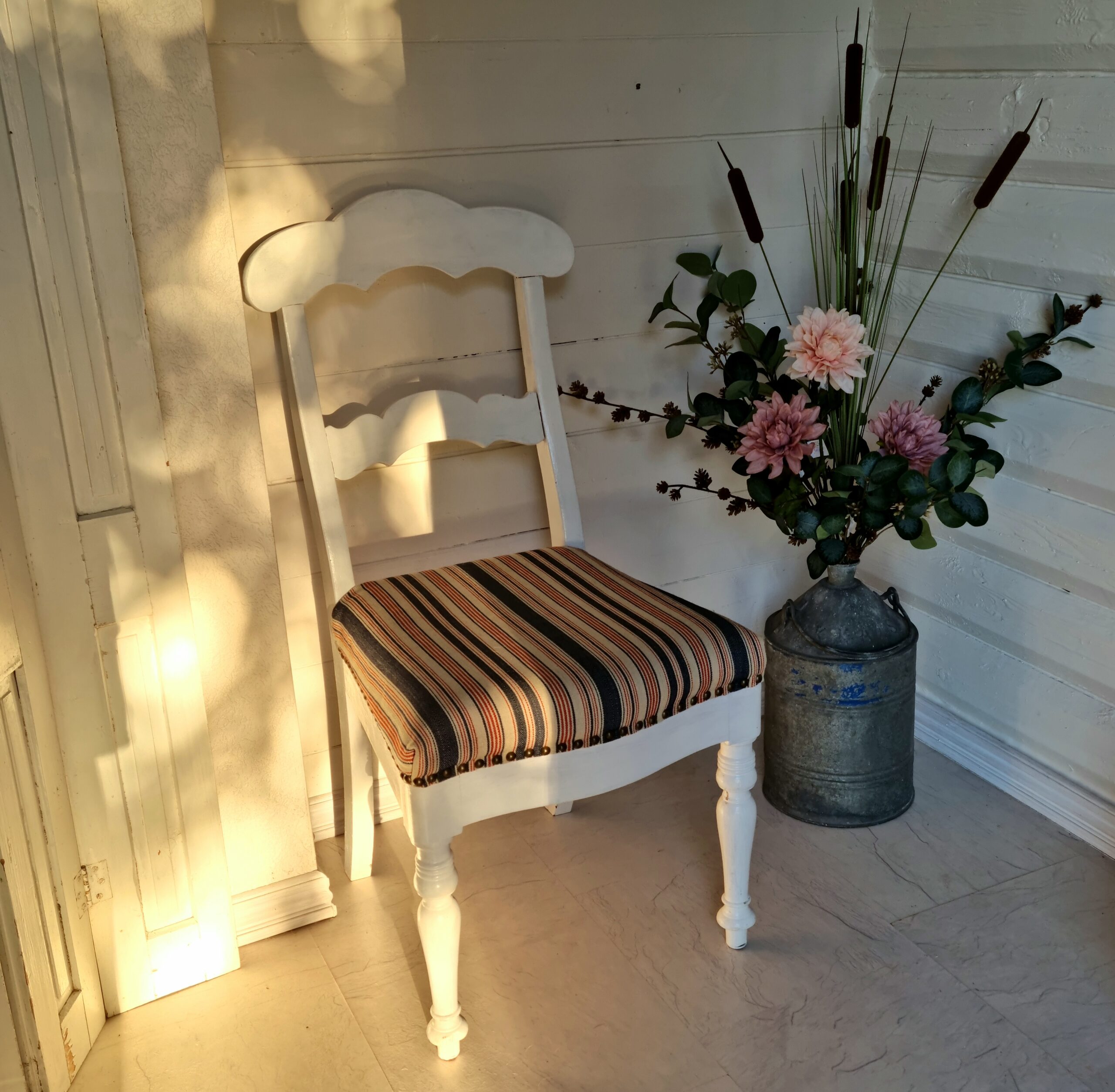 Romantisk hvidmalet bondestol i robust træ