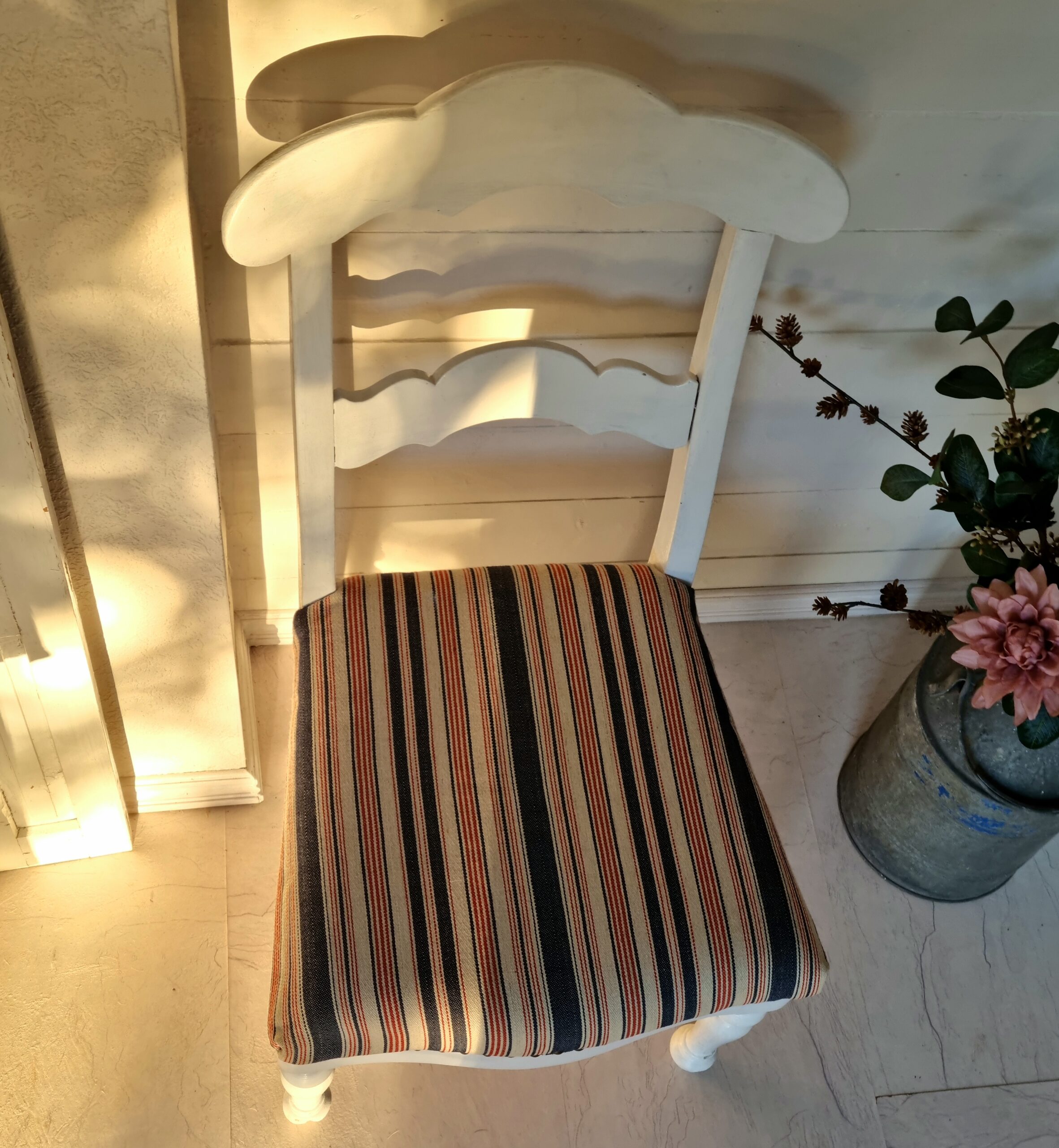 Romantisk hvidmalet bondestol