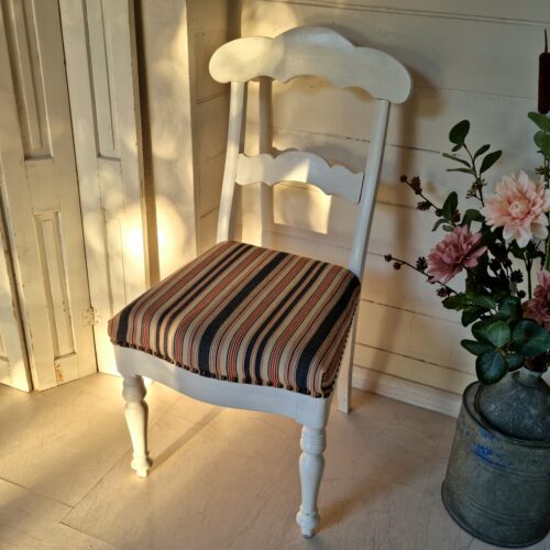 Romantisk hvidmalet bondestol i robust træ