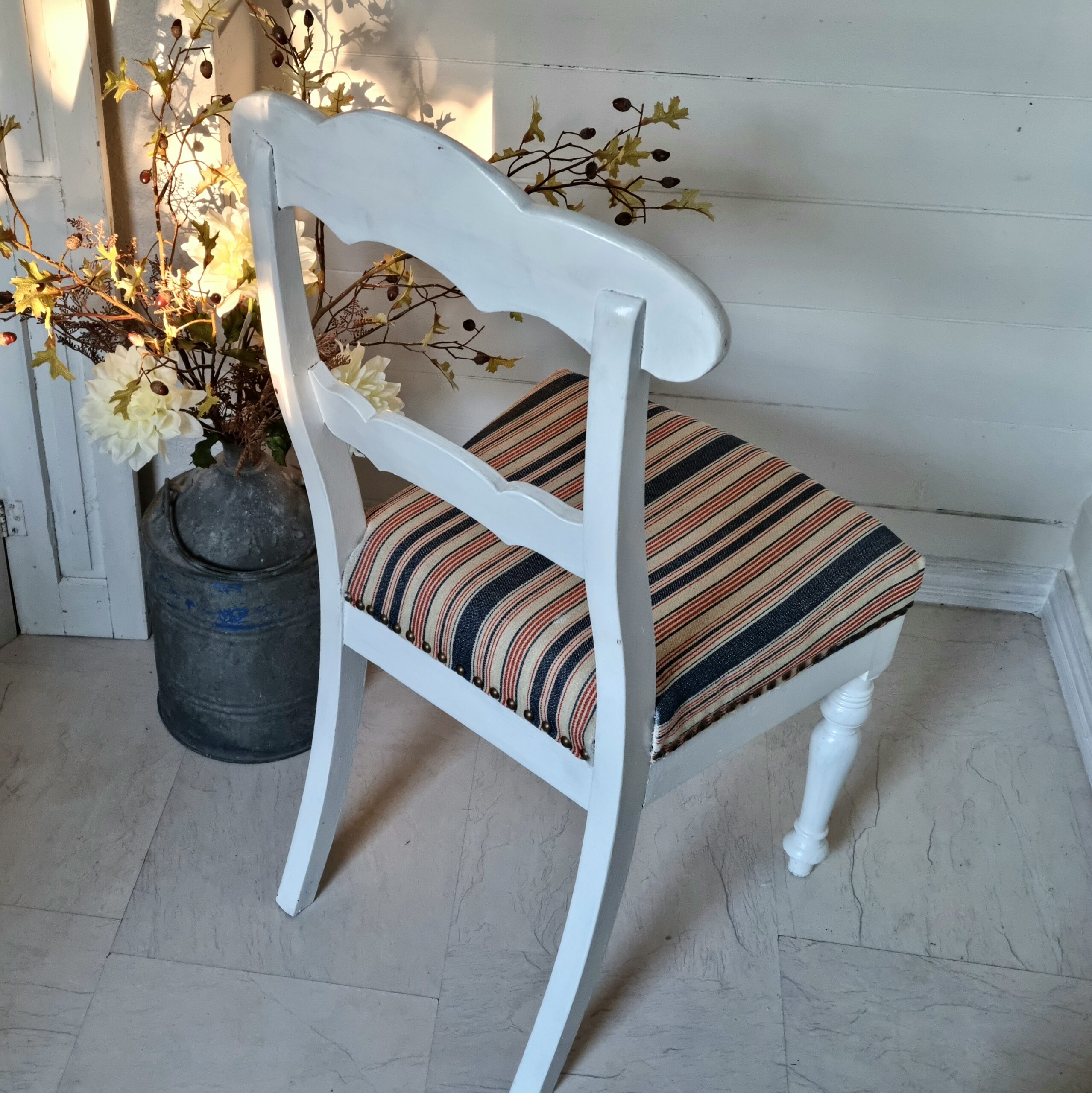 Romantisk hvidmalet bondestol