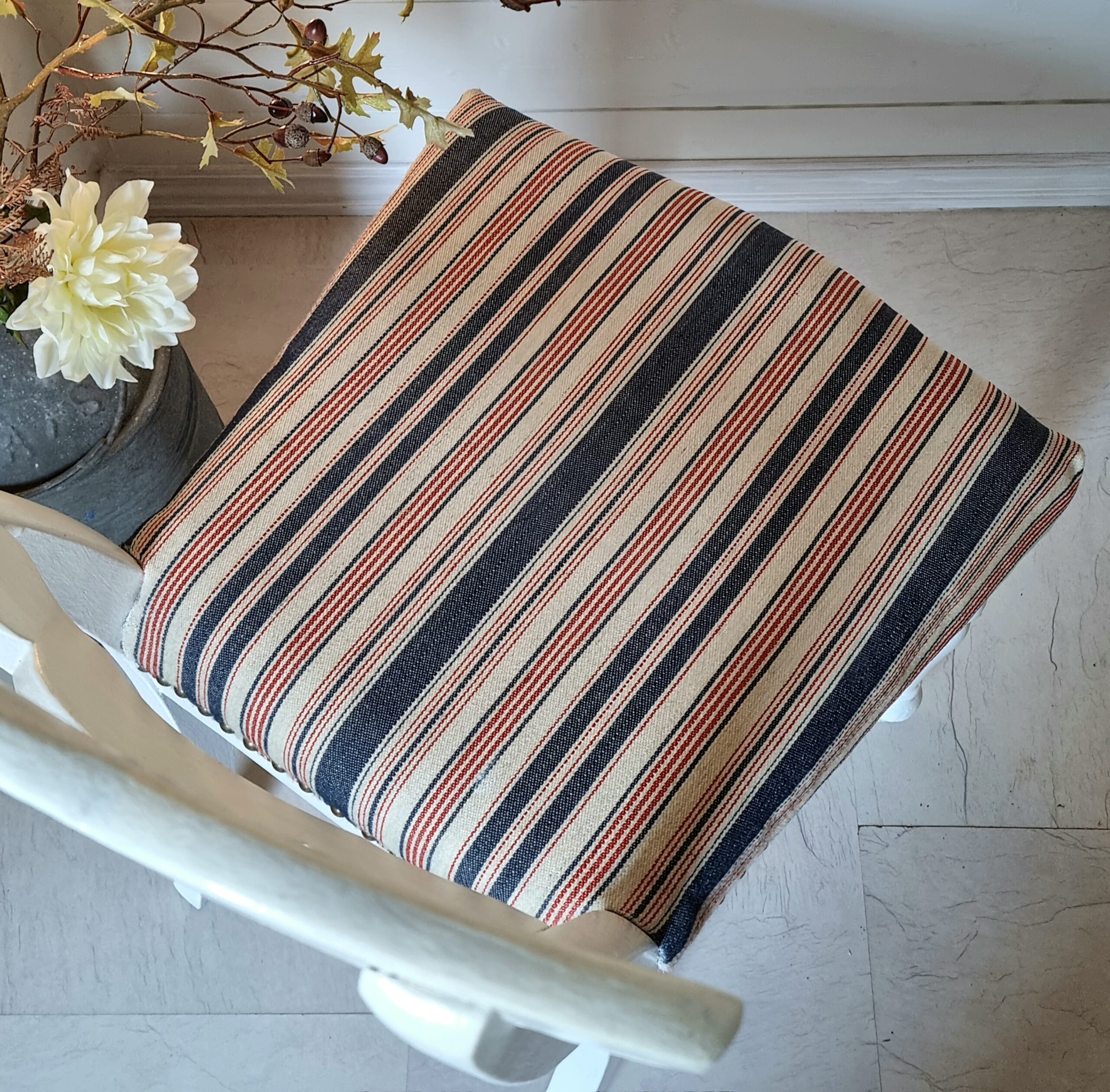 Romantisk hvidmalet bondestol