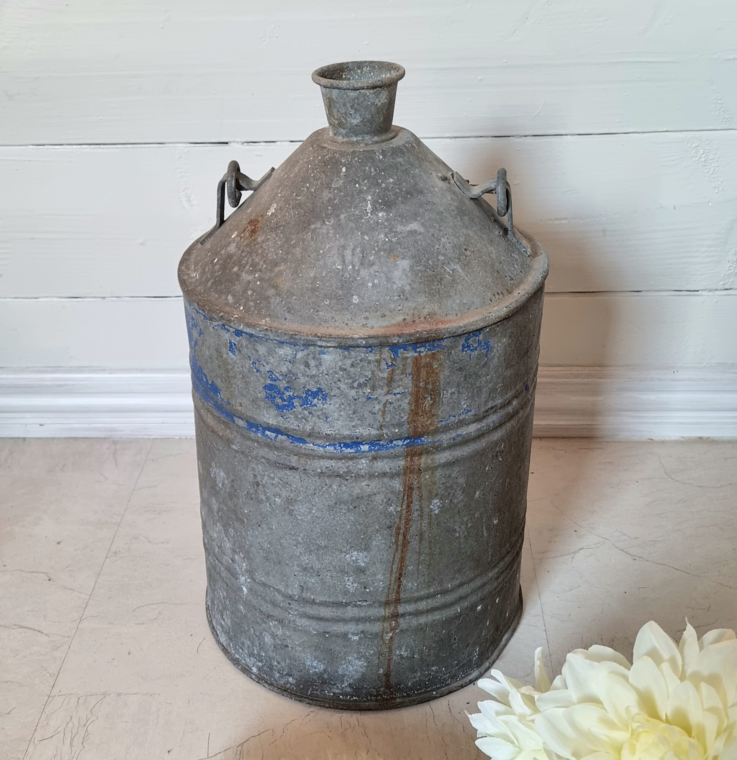 Rustik og dekorativ zink dunk med hank