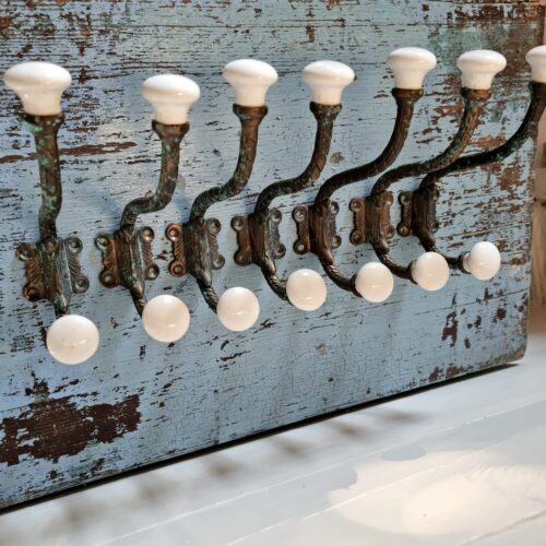 Knage i massiv messing med porcelæns knopper