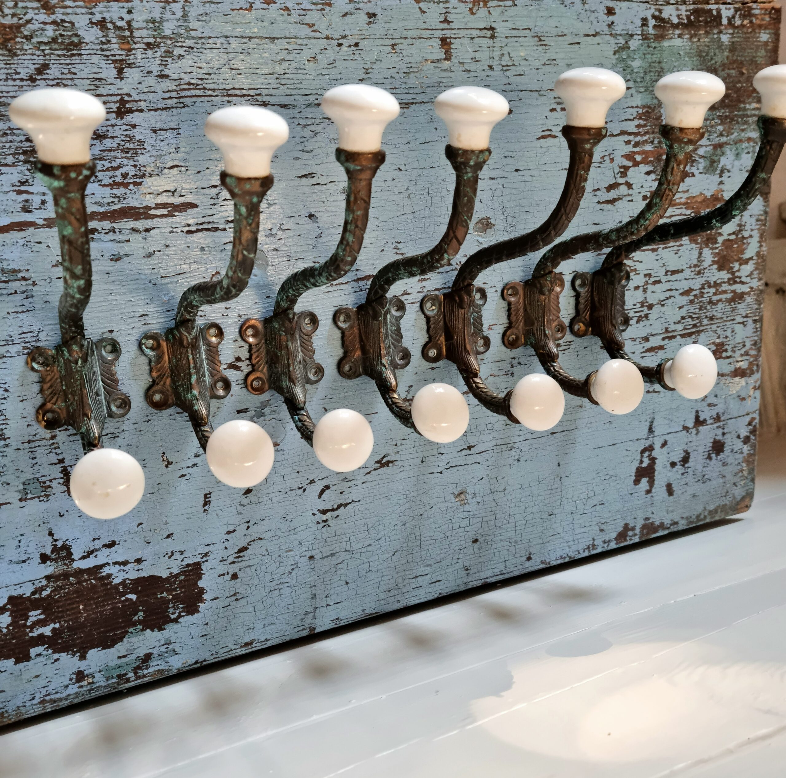 Knage i massiv messing med porcelæns knopper