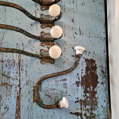 Knage i massiv messing med porcelæns knopper