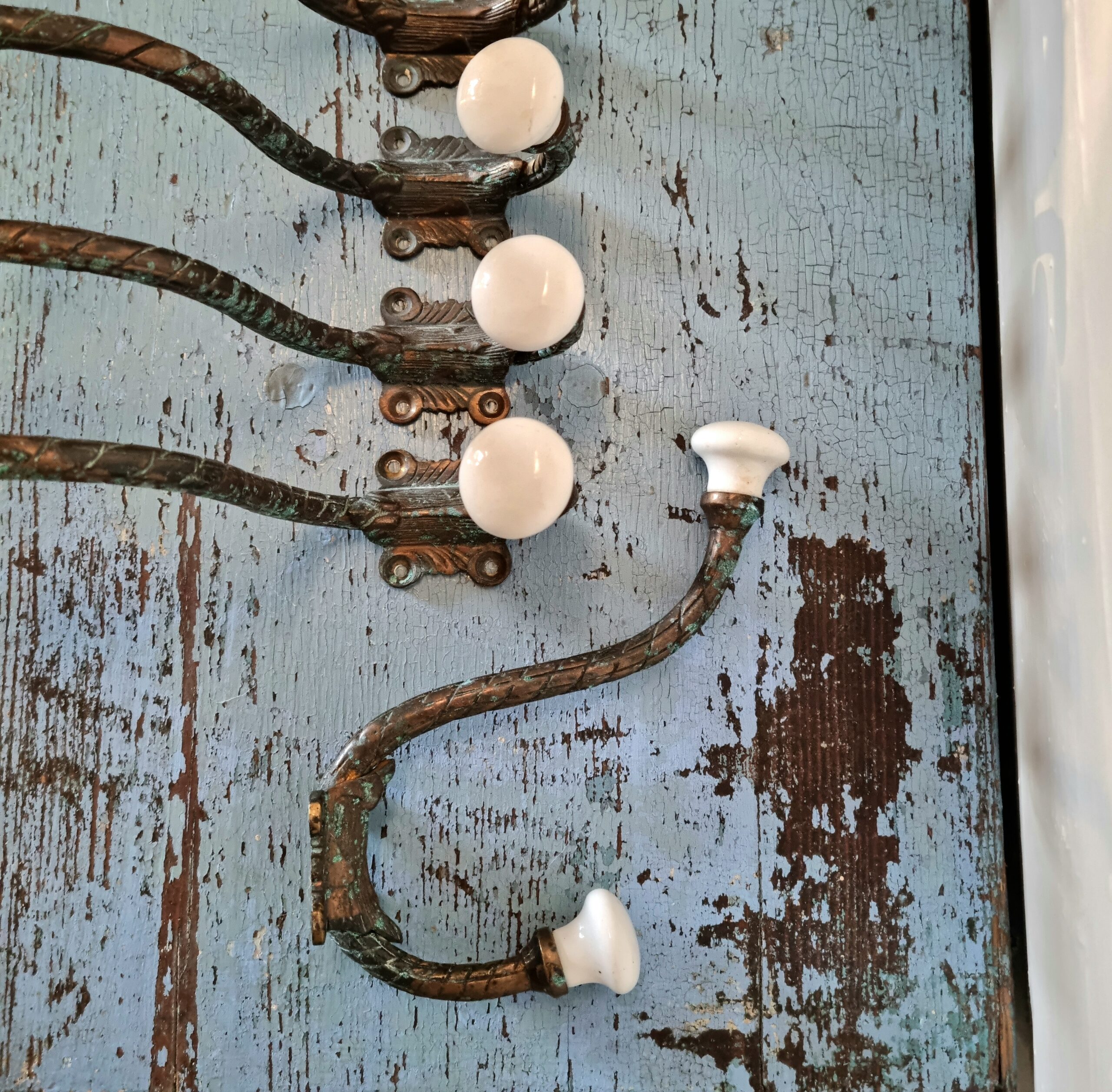 Knage i massiv messing med porcelæns knopper