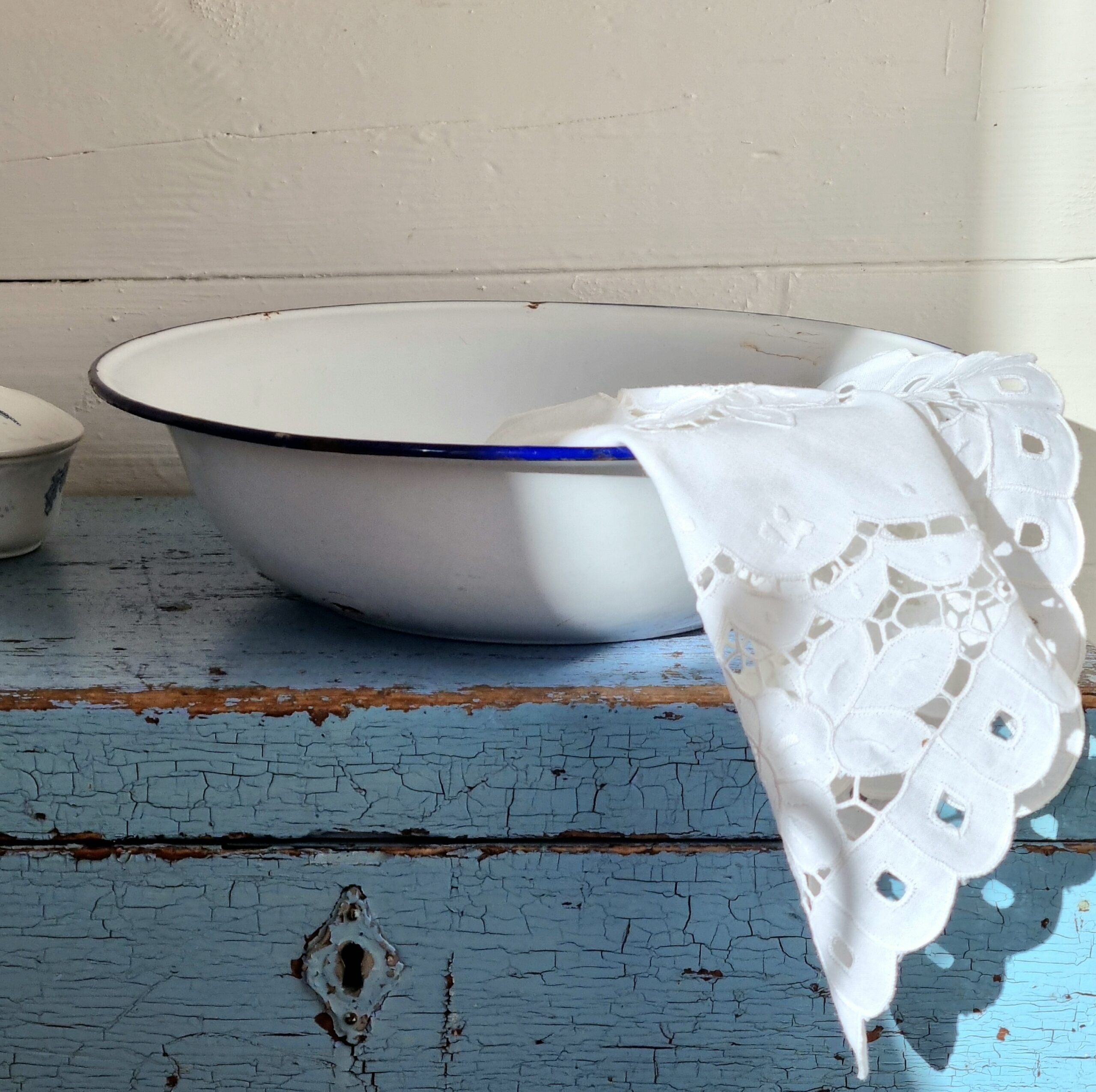 Flot hvidt emalje vandfad i fin stand