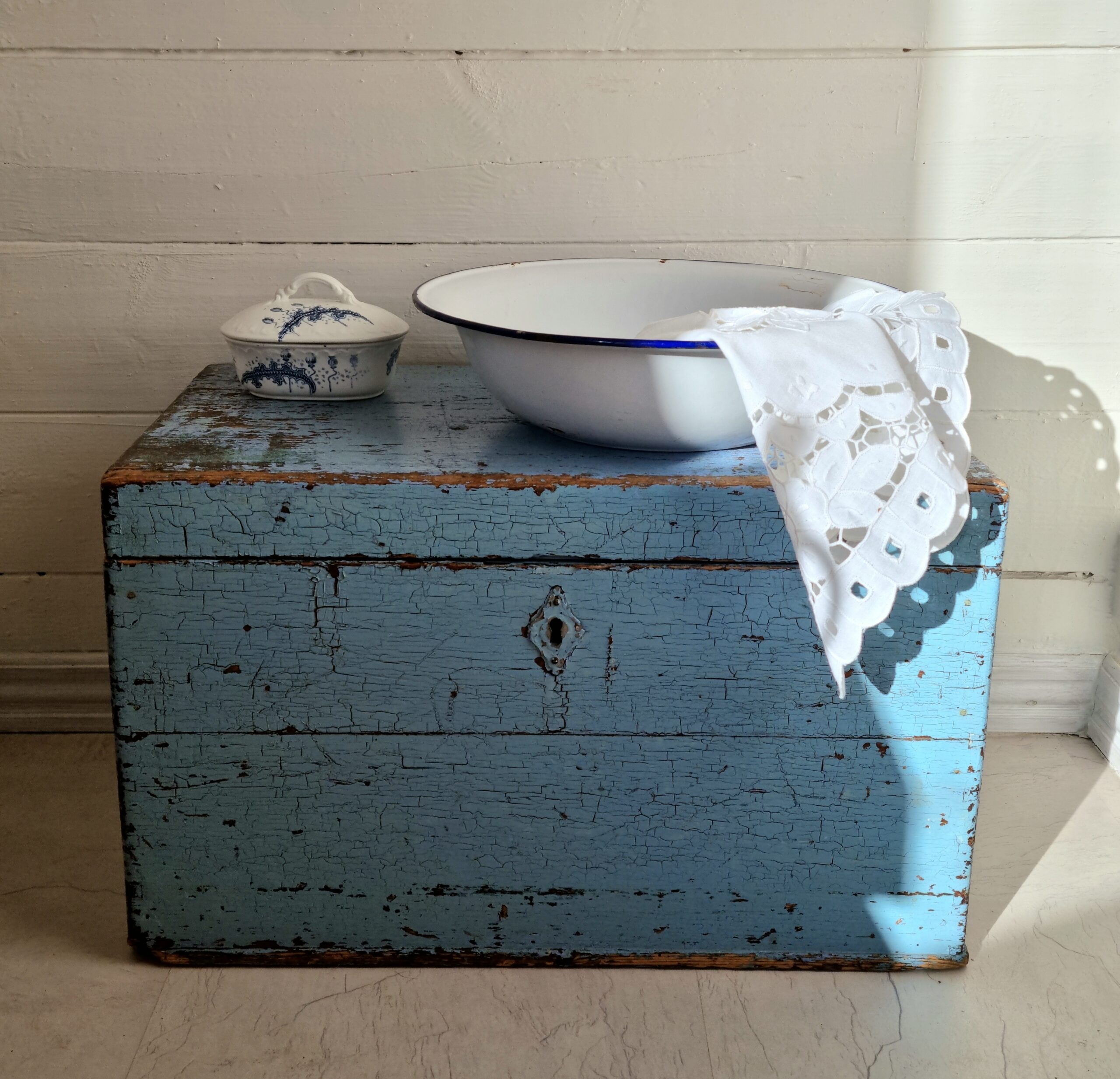 Flot lyseblå gammel høkasse