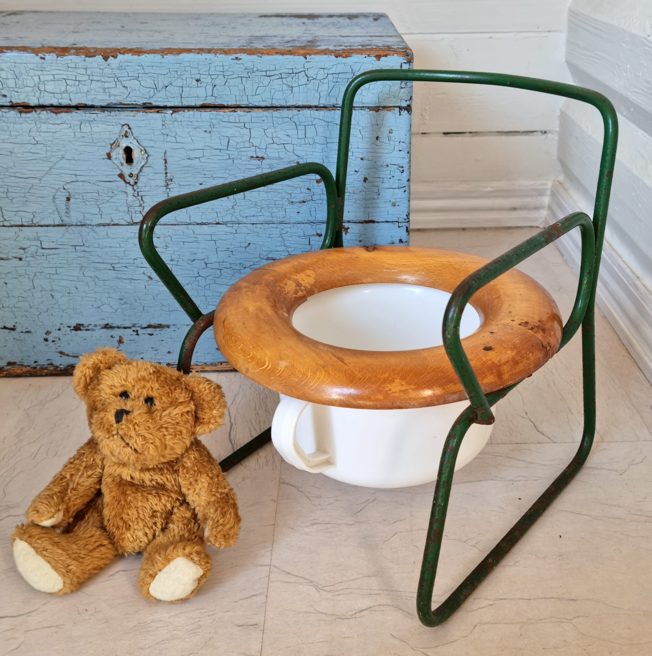 Sød gammel pottestol i jern med træsæde