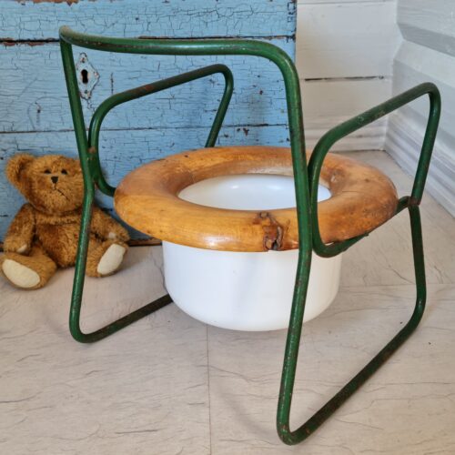 Sød gammel pottestol i jern med træsæde