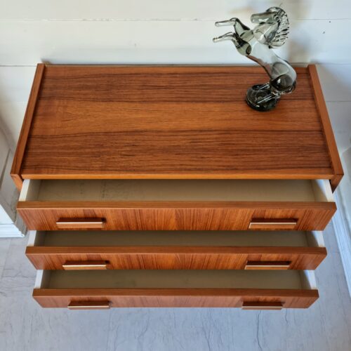 Elegant teak kommode i flot stand – dansk produceret