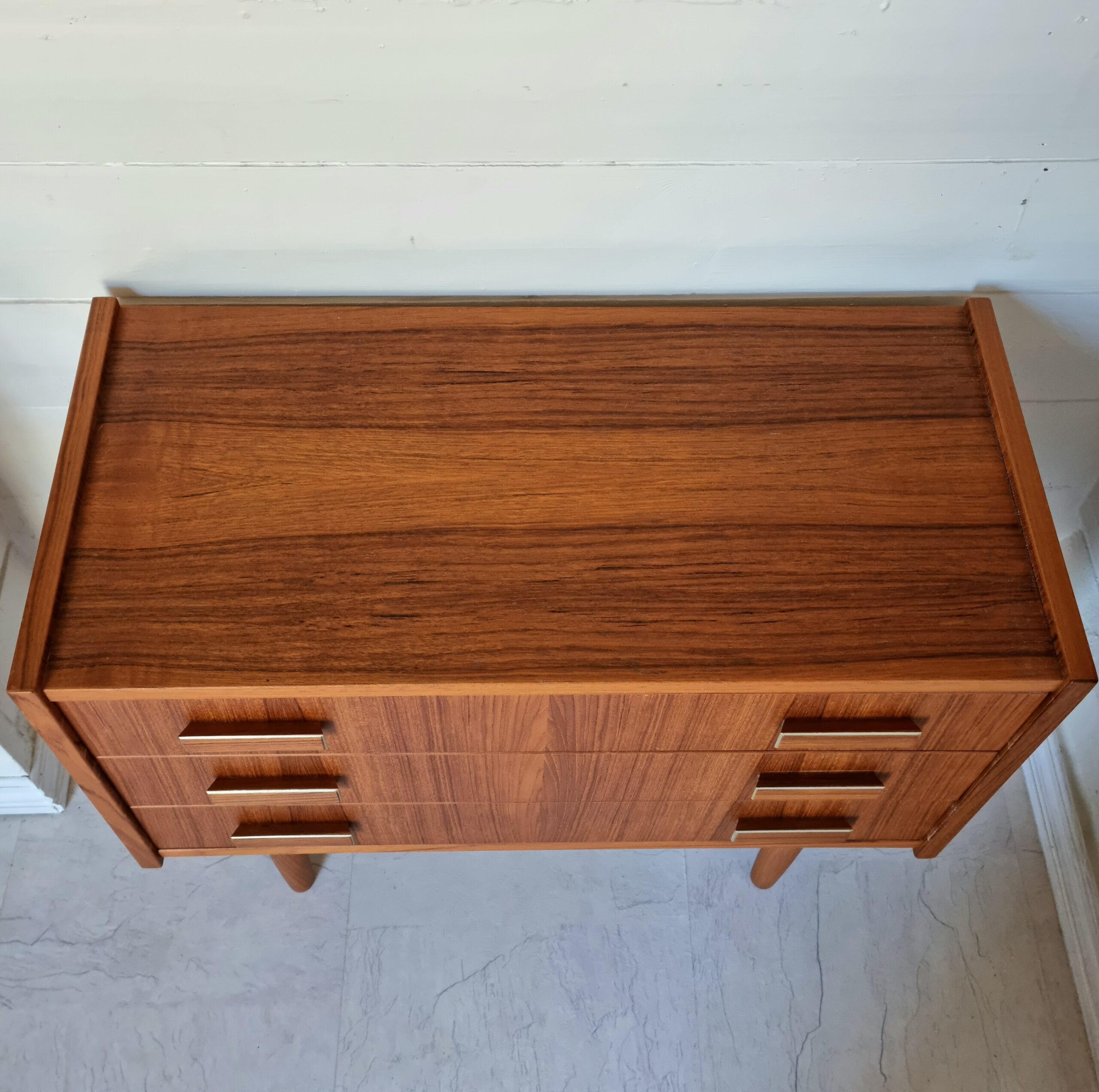 Flot teak kommode i velholdt stand